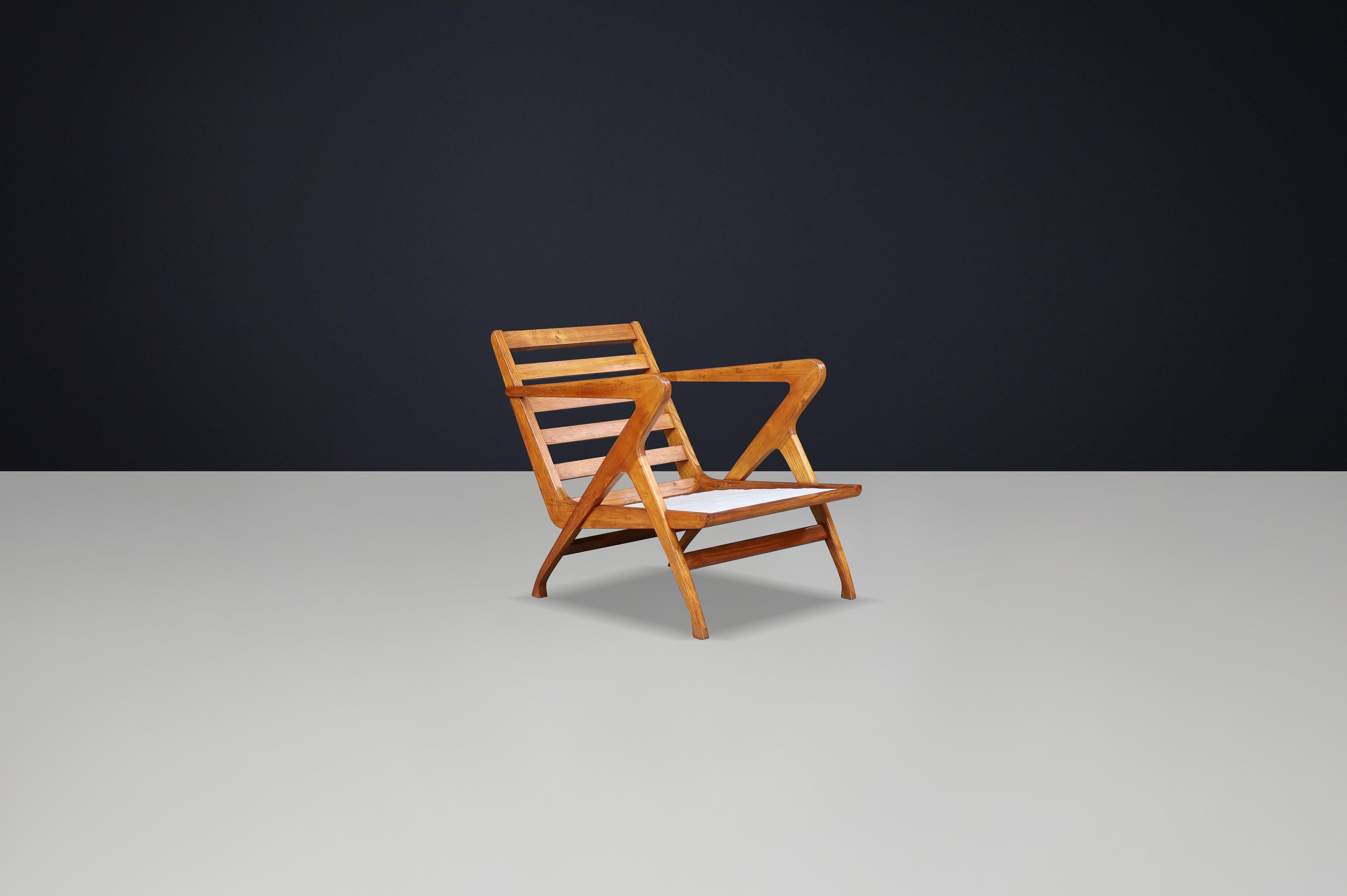 Skulpturaler Sessel aus italienischem Nussbaumholz, 1950er Jahre - Ikone des modernen Designs der Jahrhundertmitte (Moderne der Mitte des Jahrhunderts) im Angebot