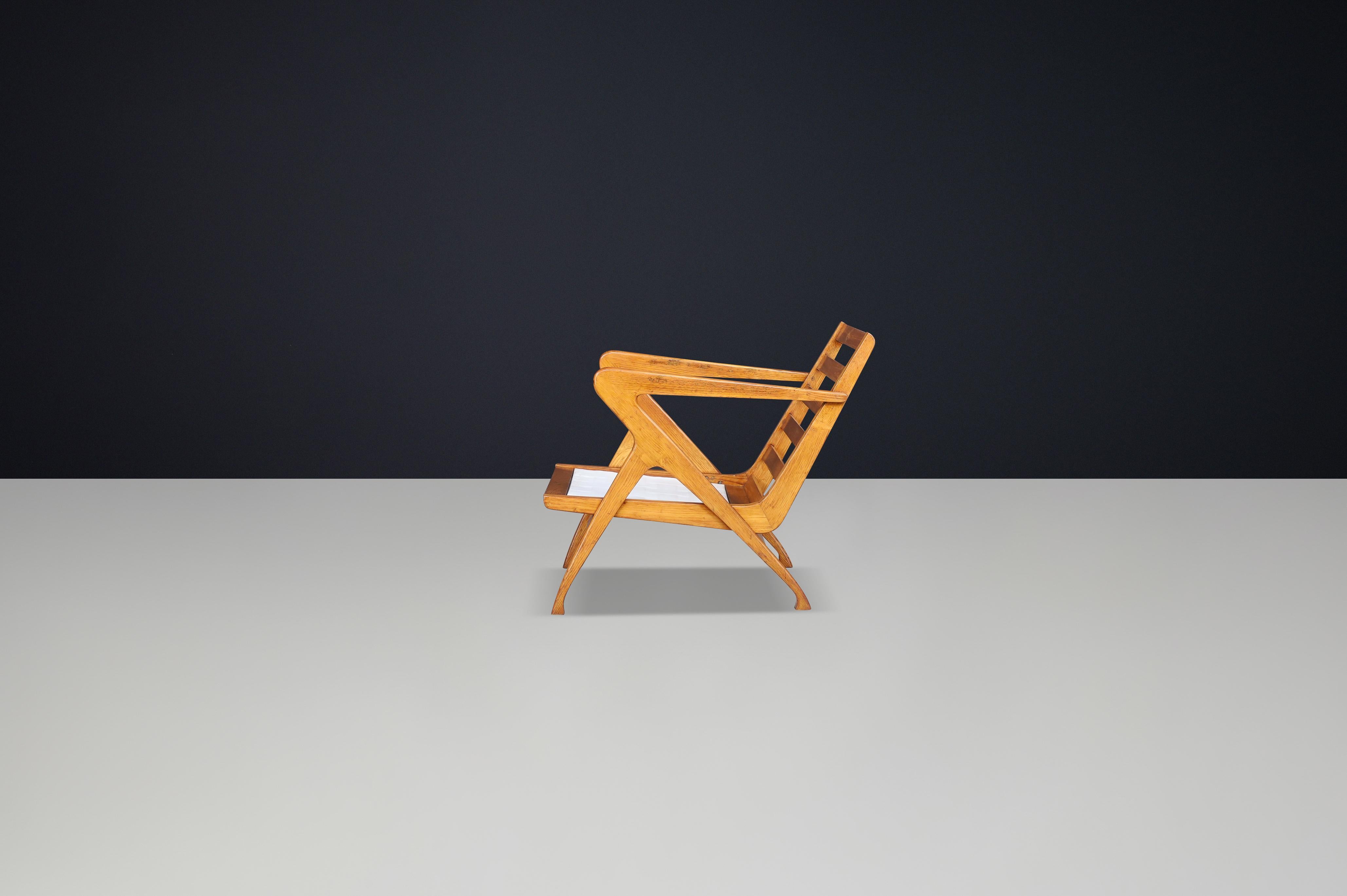 Skulpturaler Sessel aus italienischem Nussbaumholz, 1950er Jahre - Ikone des modernen Designs der Jahrhundertmitte (Italienisch) im Angebot