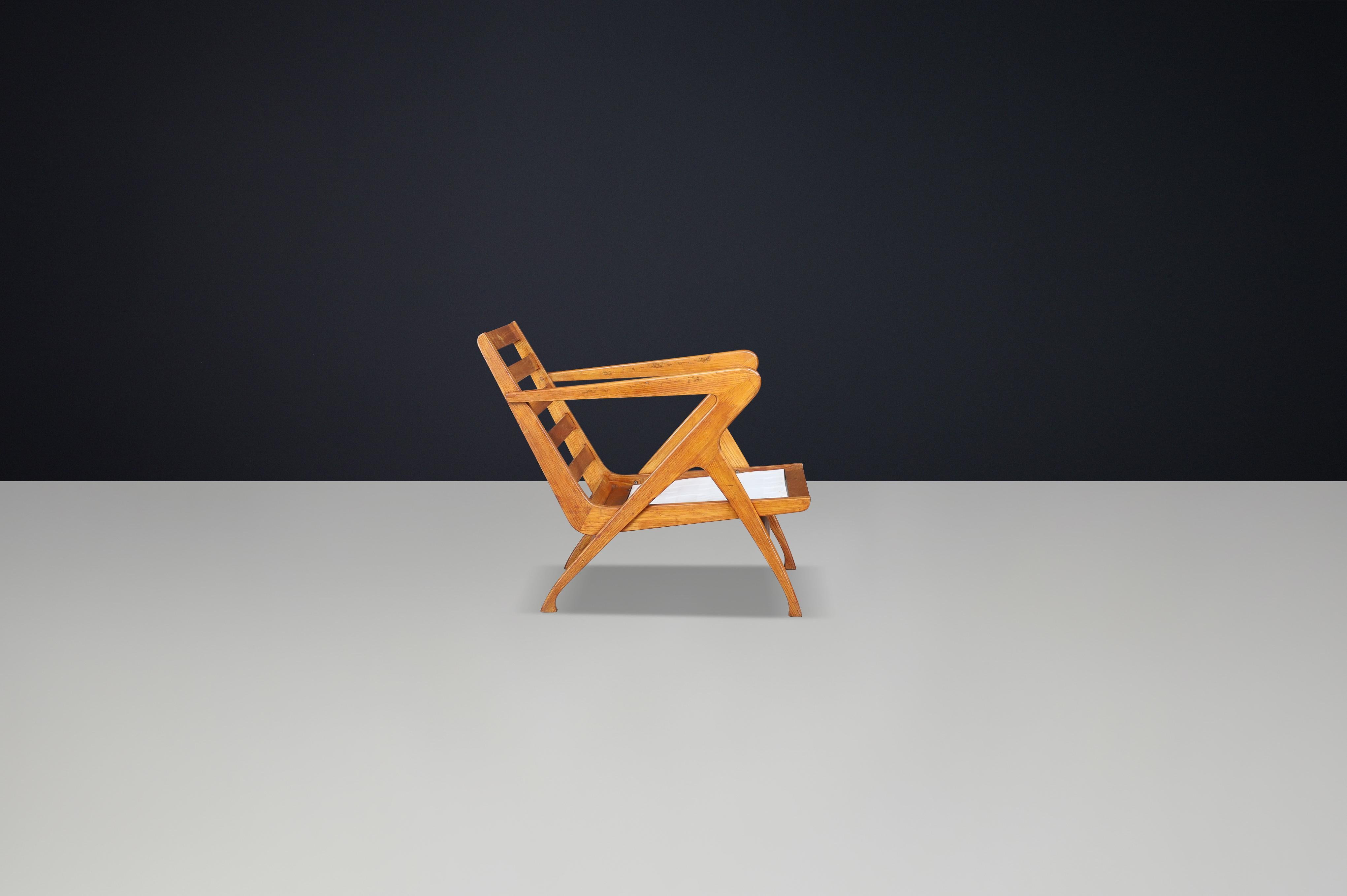 Skulpturaler Sessel aus italienischem Nussbaumholz, 1950er Jahre - Ikone des modernen Designs der Jahrhundertmitte (20. Jahrhundert) im Angebot