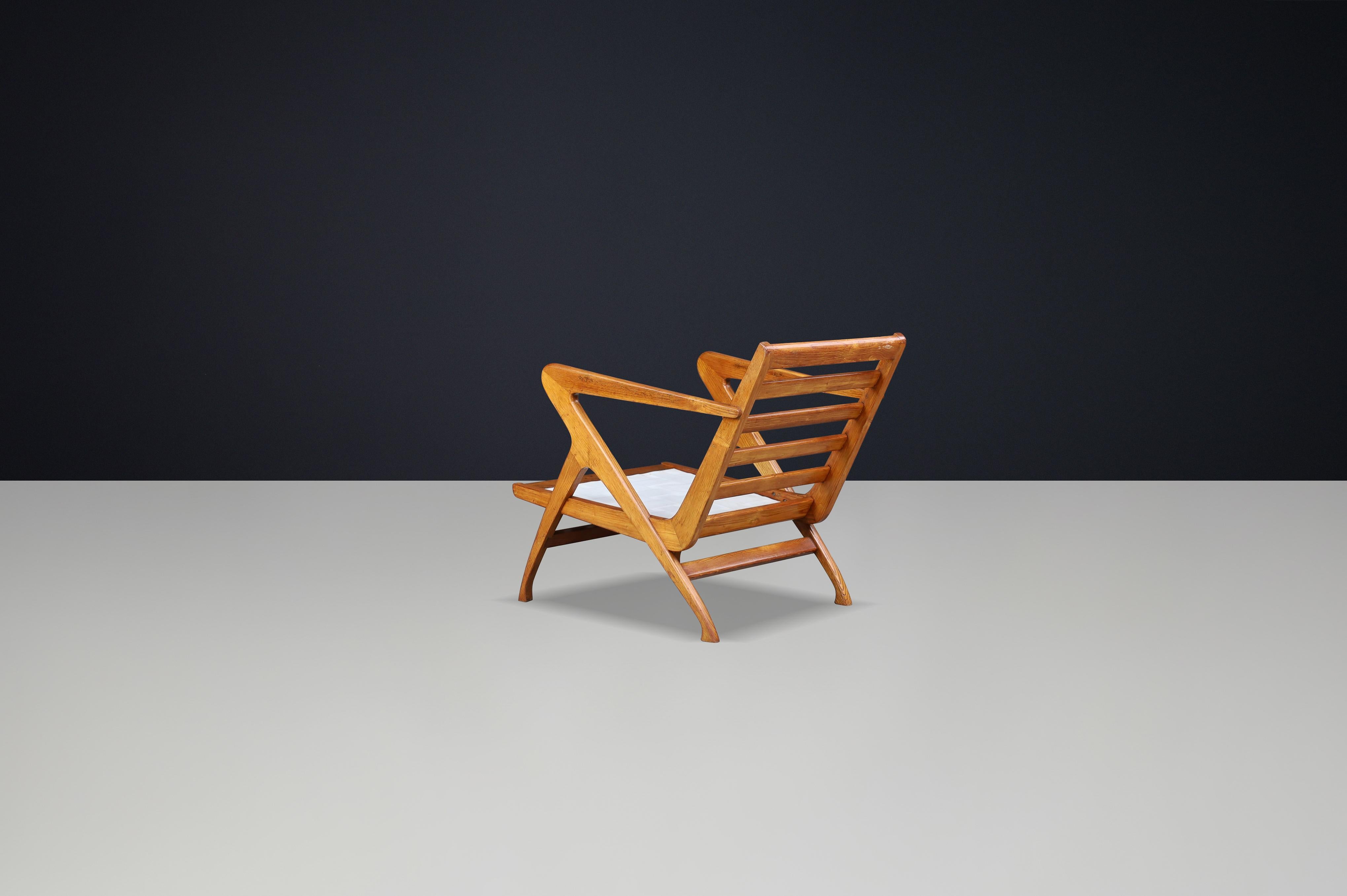 Skulpturaler Sessel aus italienischem Nussbaumholz, 1950er Jahre - Ikone des modernen Designs der Jahrhundertmitte im Angebot 1