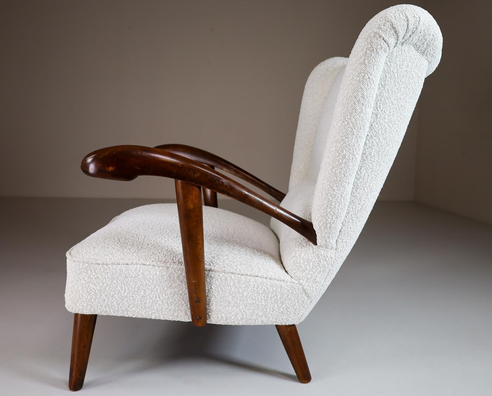 Sculptural Italian Wing Chair in Walnut & Reupholstered in Bouclé Wool Fabric In Good Condition In Almelo, NL