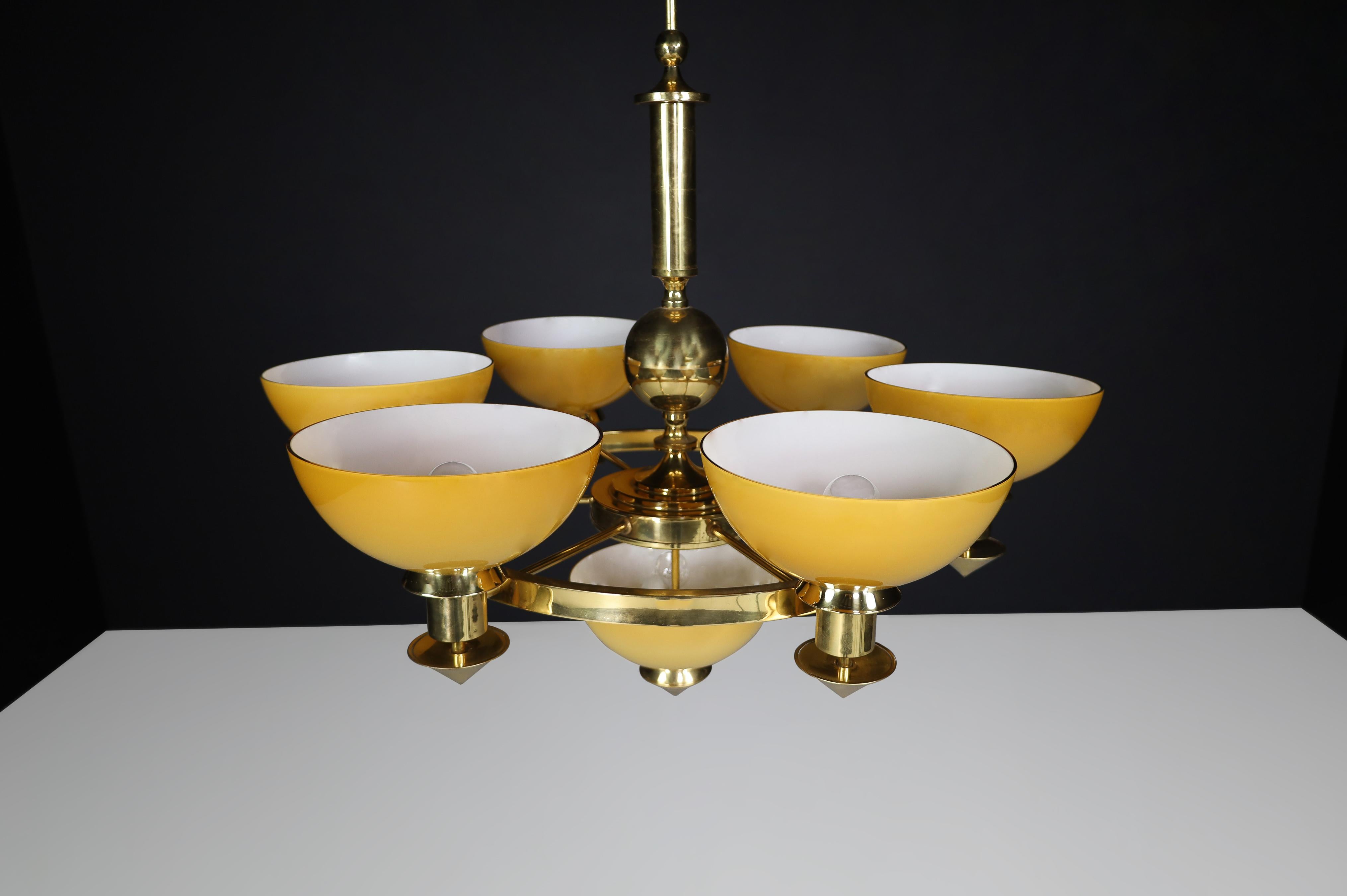 Lámpara escultórica italiana XL, latón y vidrio opalino ámbar-dorado, años 70 Latón en venta