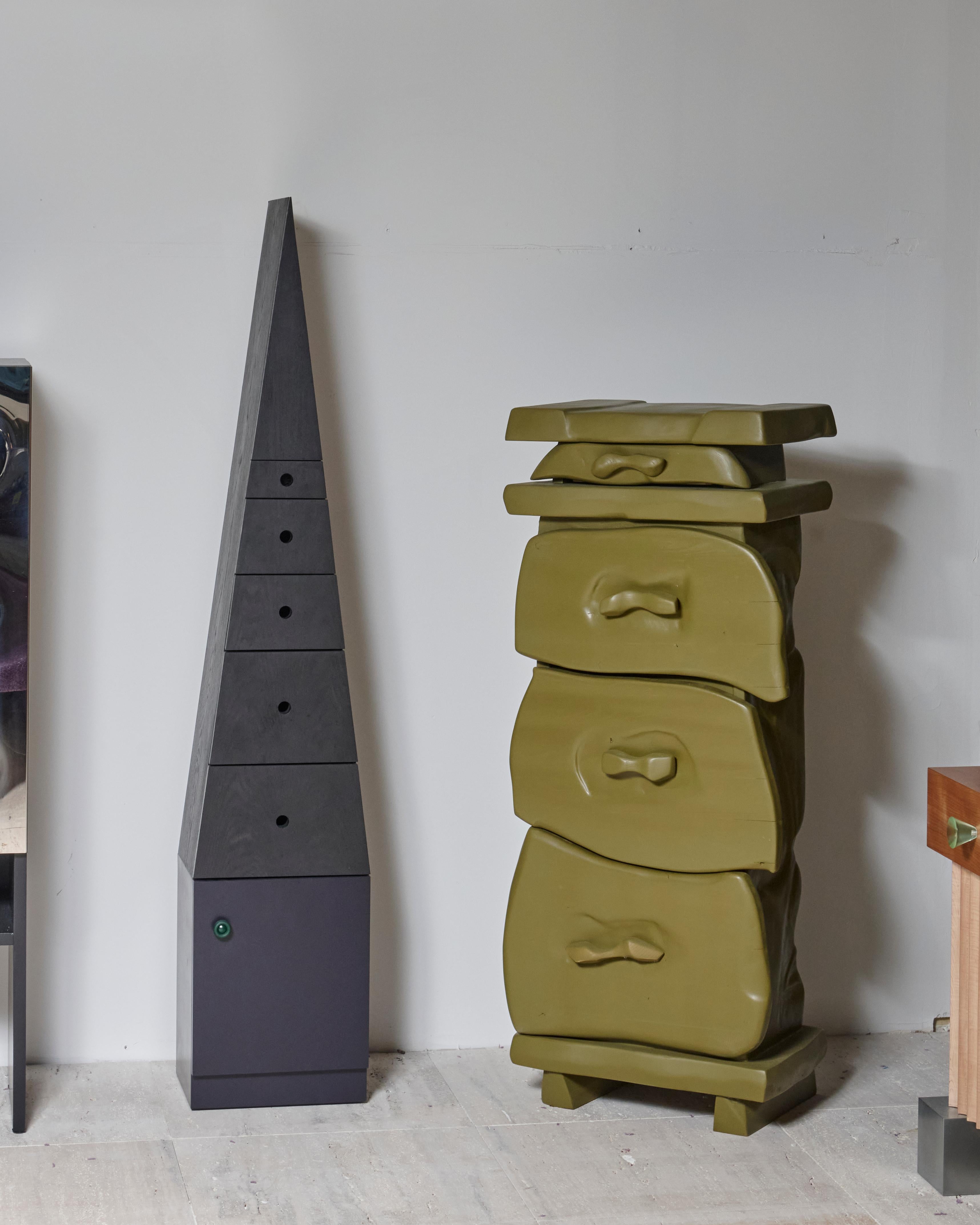 La table de nuit Hachiroku, une évolution de la table de nuit Tariko de Studio POA, a une forme exagérée et des tiroirs irréguliers, rappelant l'action des pierres qui s'entrechoquent, se brisent et créent de nouvelles pièces imbriquées à partir