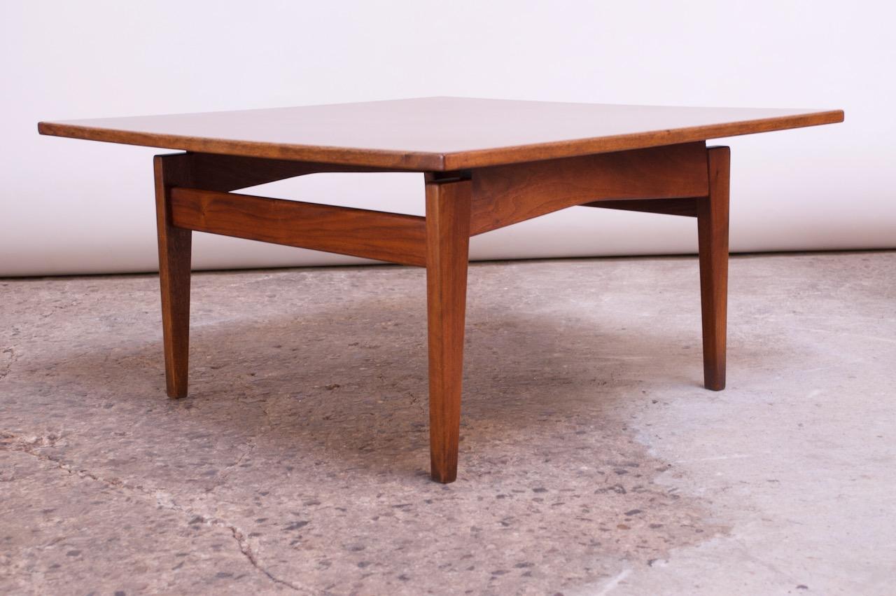 Early Jens Risom coffee table for Risom Design Inc. (circa late 1940s-early 1950s).
Composed of a 'floating' laminate top supported by a sculpted walnut base.
Walnut has been refinished, and the table, overall, is in very good, vintage condition