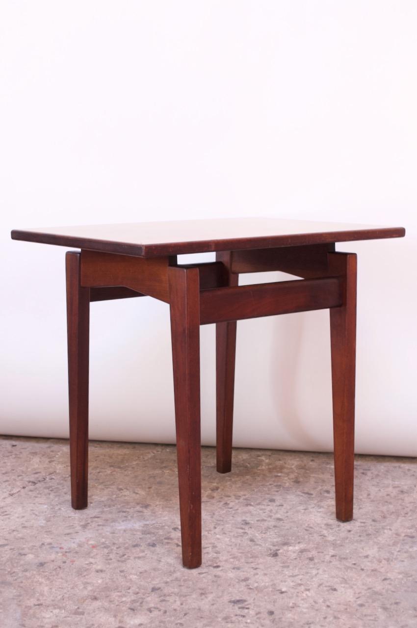 Early Jens Risom side table for Risom Design Inc. (circa late 1940s-early 1950s).
Composed of a 'floating' laminate top supported by a sculpted walnut base.
Few scuffs / light wear to surface, as shown, walnut has been refinished.
Retains the Jens