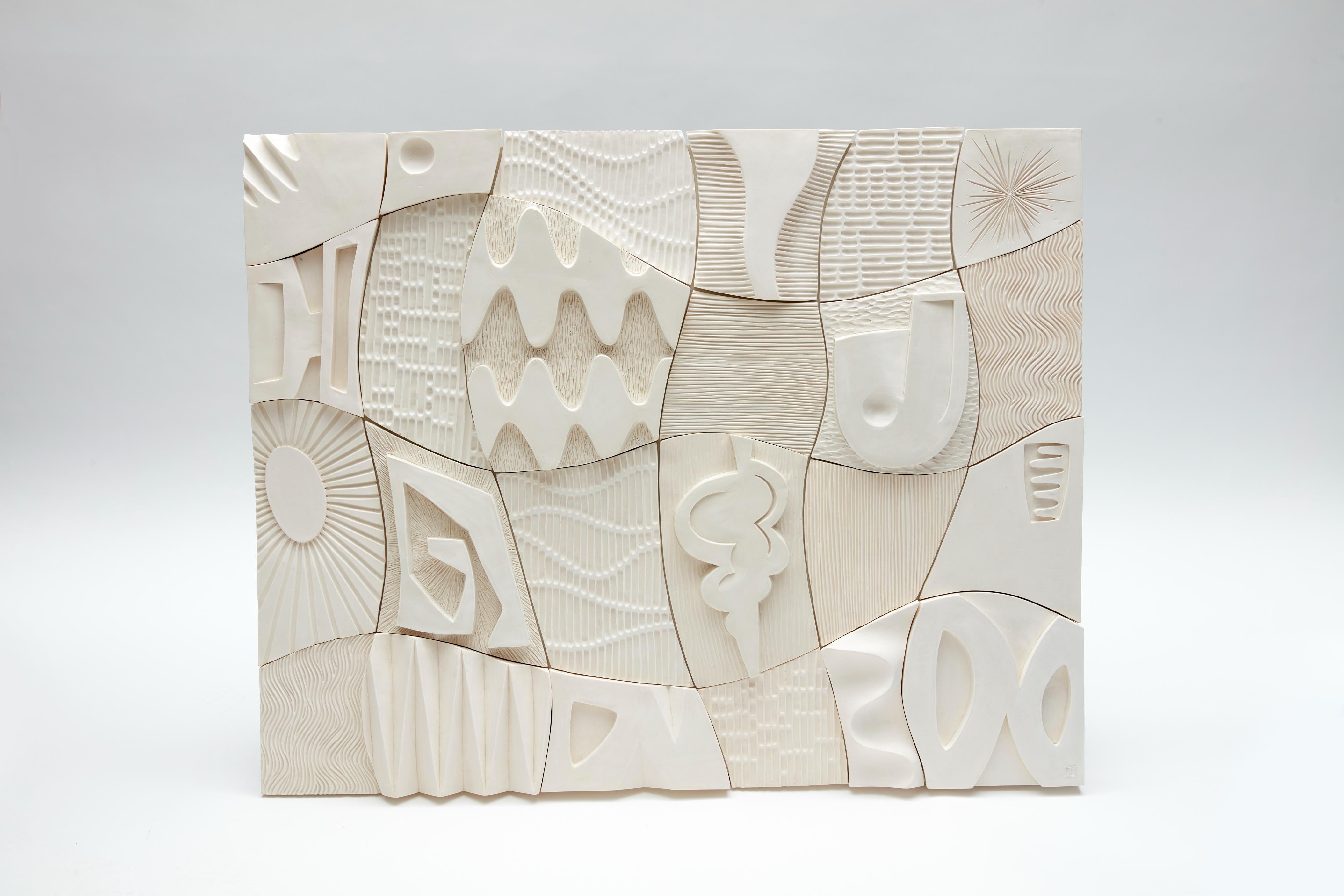 Victoria Ellis para Simon Orrell Designs  - Monumentos, Escultura mural de jesmonita  105cm x 85cm 

La pieza se entrega sin enmarcar.  El marco se puede presupuestar por separado ( como personalización)  de madera o de un material adecuado para el