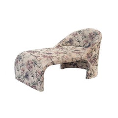 Sculptural Chaise Lounge in Compact Size