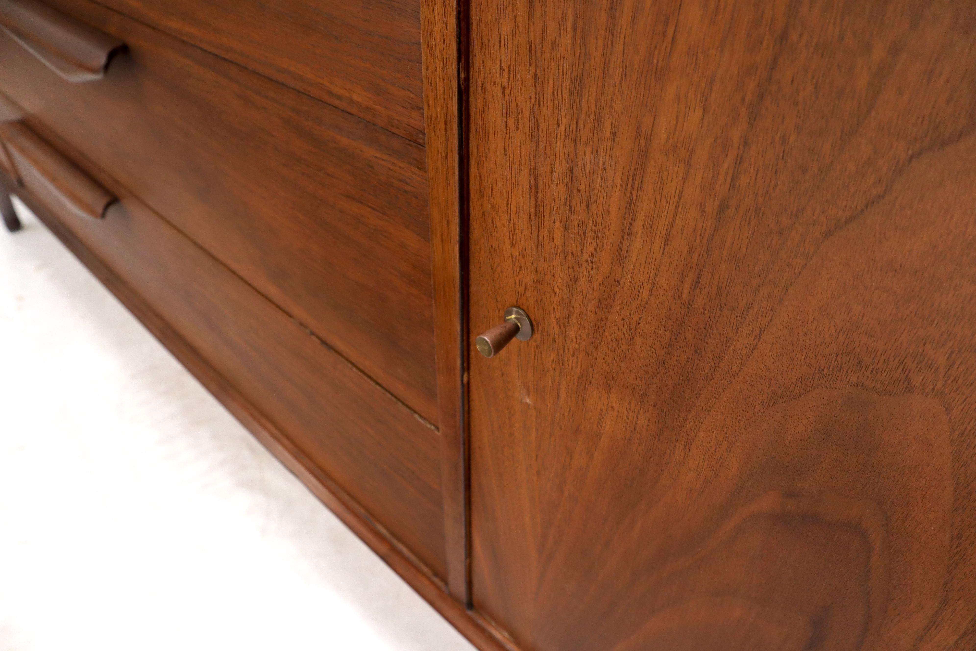 Sculptural Legs Long 9 Drawers Walnut Credenza Dresser with Doors en vente 4