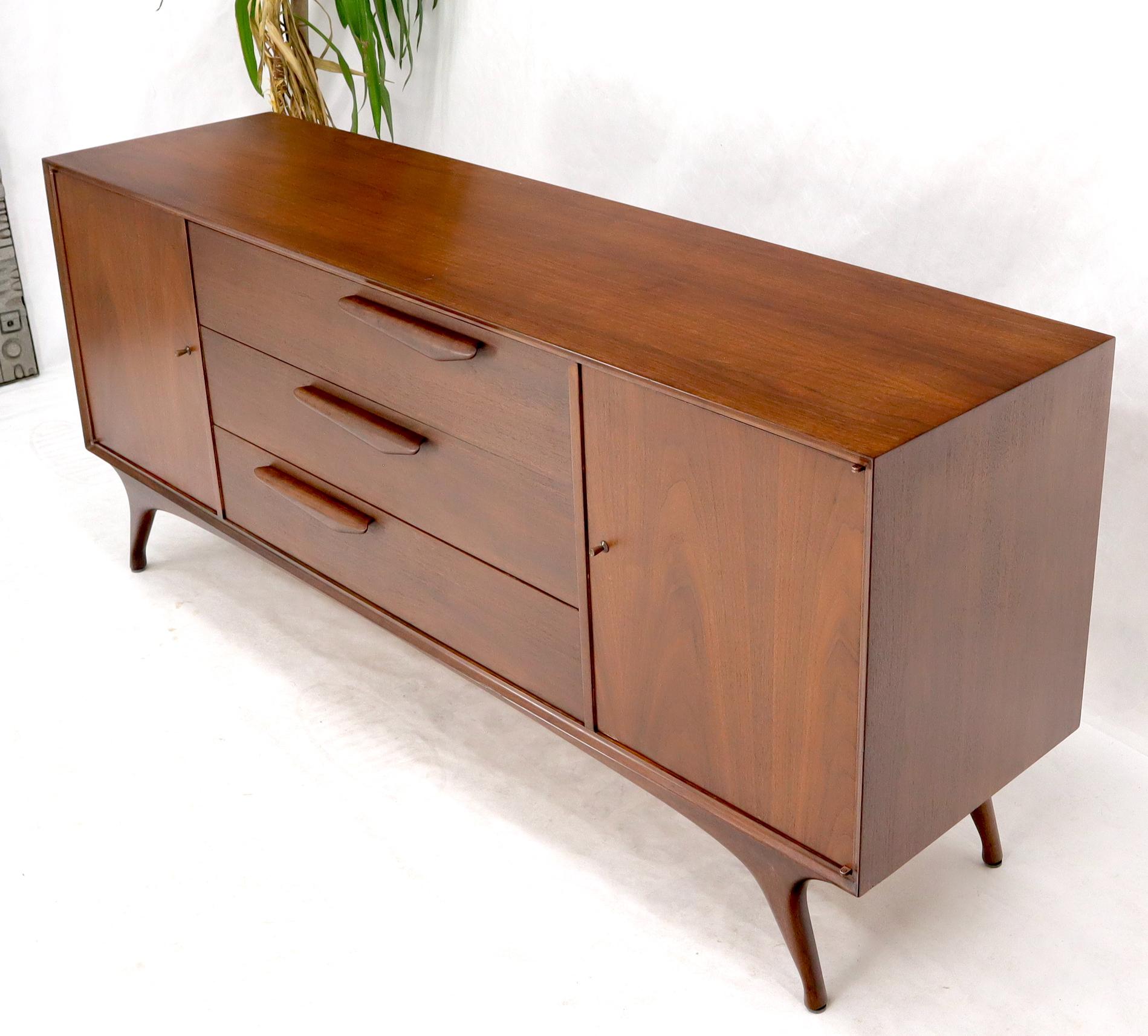 Américain Sculptural Legs Long 9 Drawers Walnut Credenza Dresser with Doors en vente