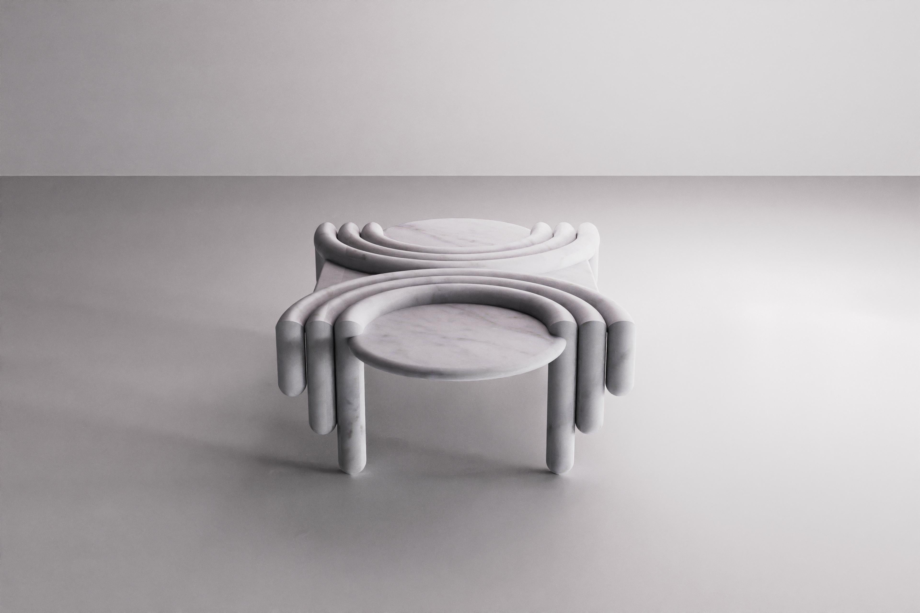 Moderne Table basse Kipferl sculpturale de Lara Bohinc en marbre de Carrare en vente