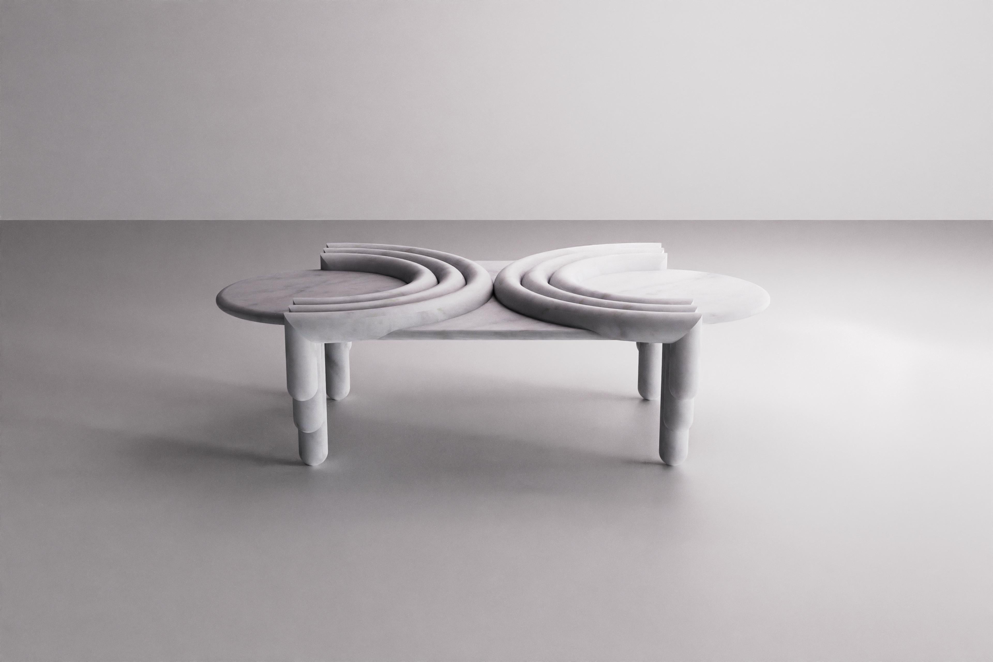 Portugais Table basse Kipferl sculpturale de Lara Bohinc en marbre de Carrare en vente