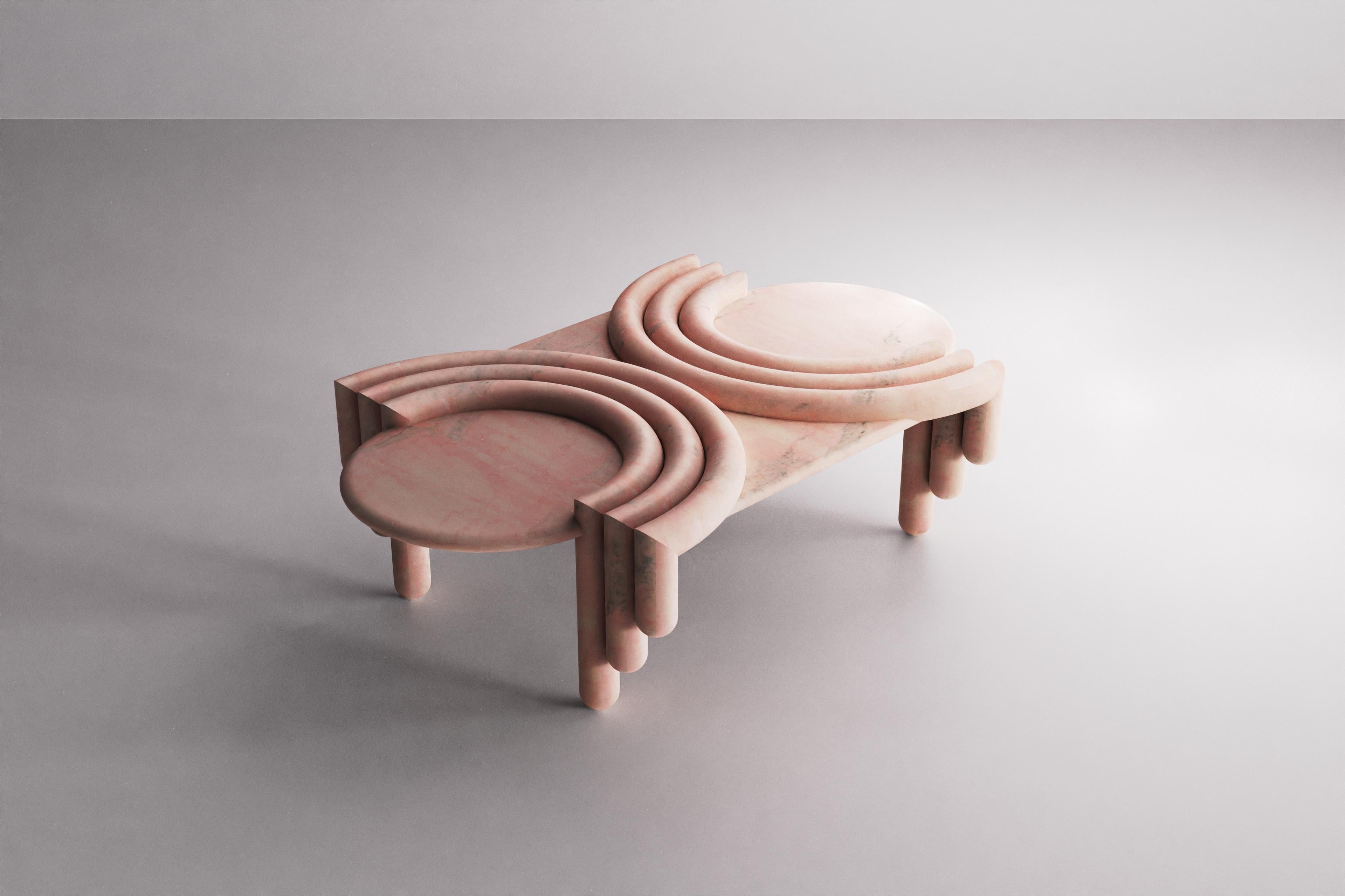 Moderne Table basse Kipferl sculpturale de Lara Bohinc en marbre Rosa Portugalo en vente