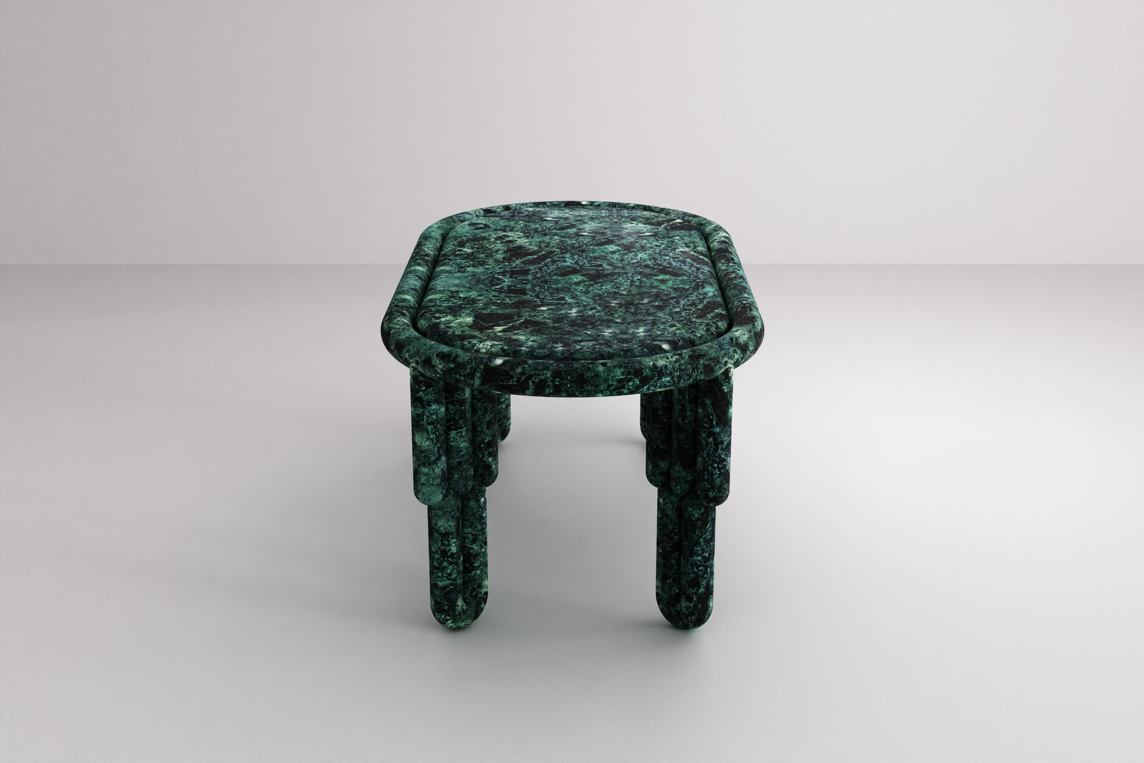 Moderne Table de salle à manger Kipferl sculpturale de Lara Bohinc en marbre Verde Alpi en vente