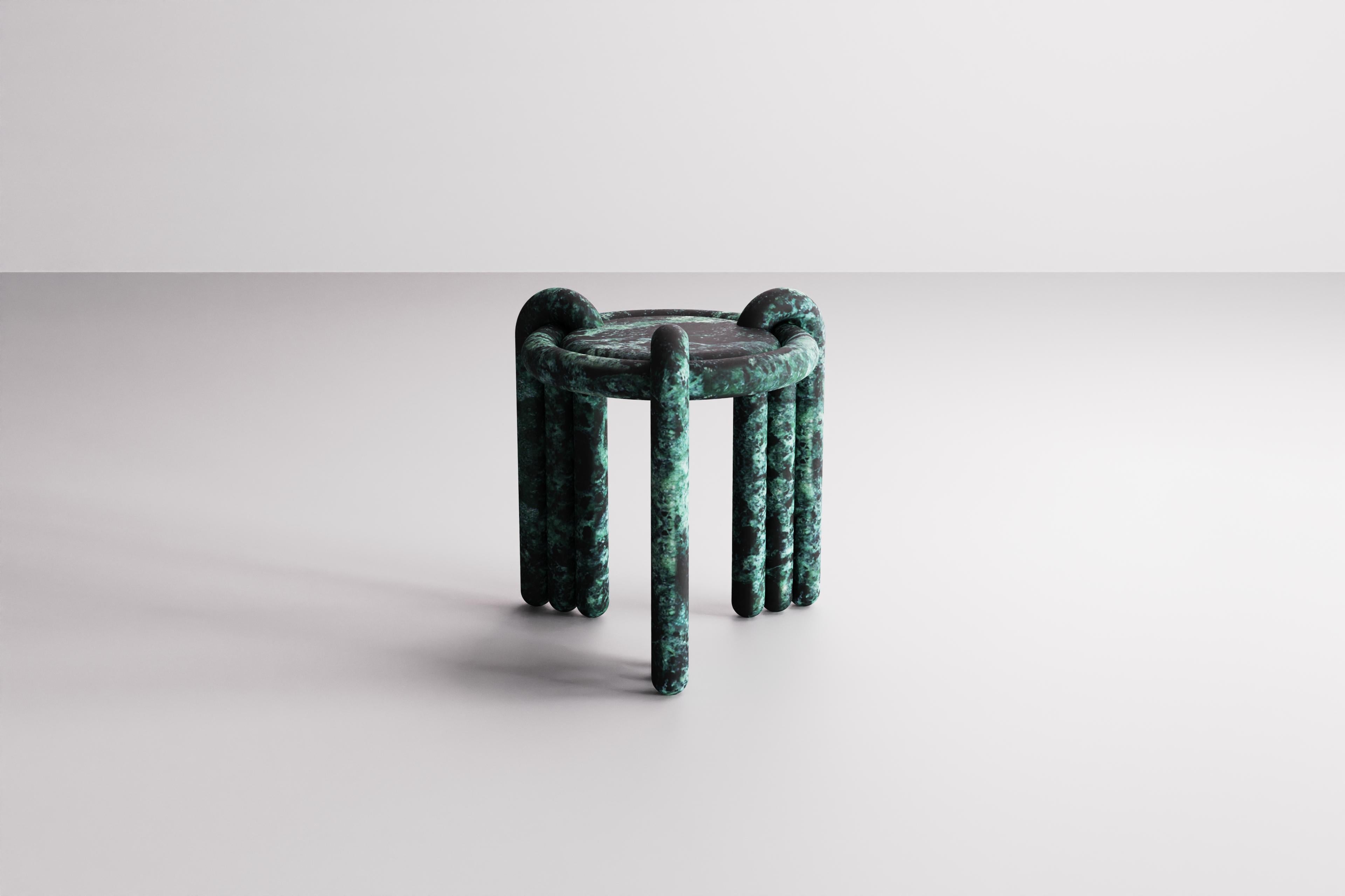Moderne Table d'appoint Kipferl sculpturale de Lara Bohinc en marbre Verde Alpi en vente