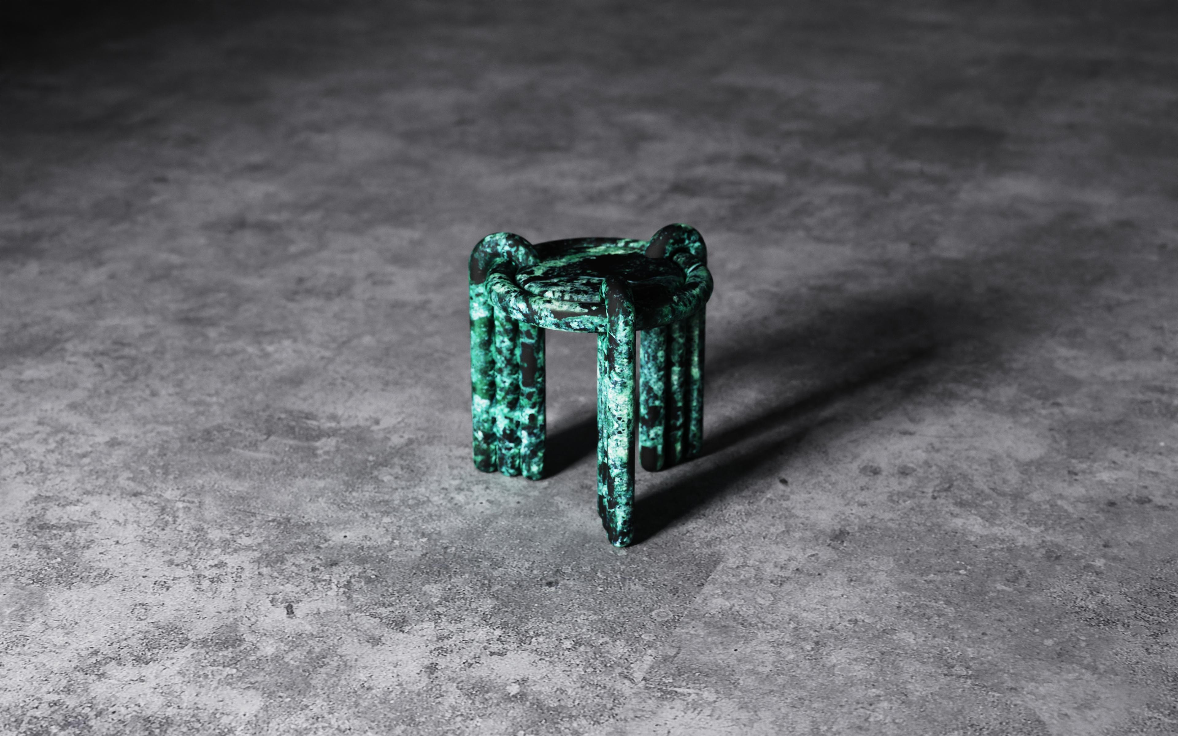 Portugais Table d'appoint Kipferl sculpturale de Lara Bohinc en marbre Verde Alpi en vente