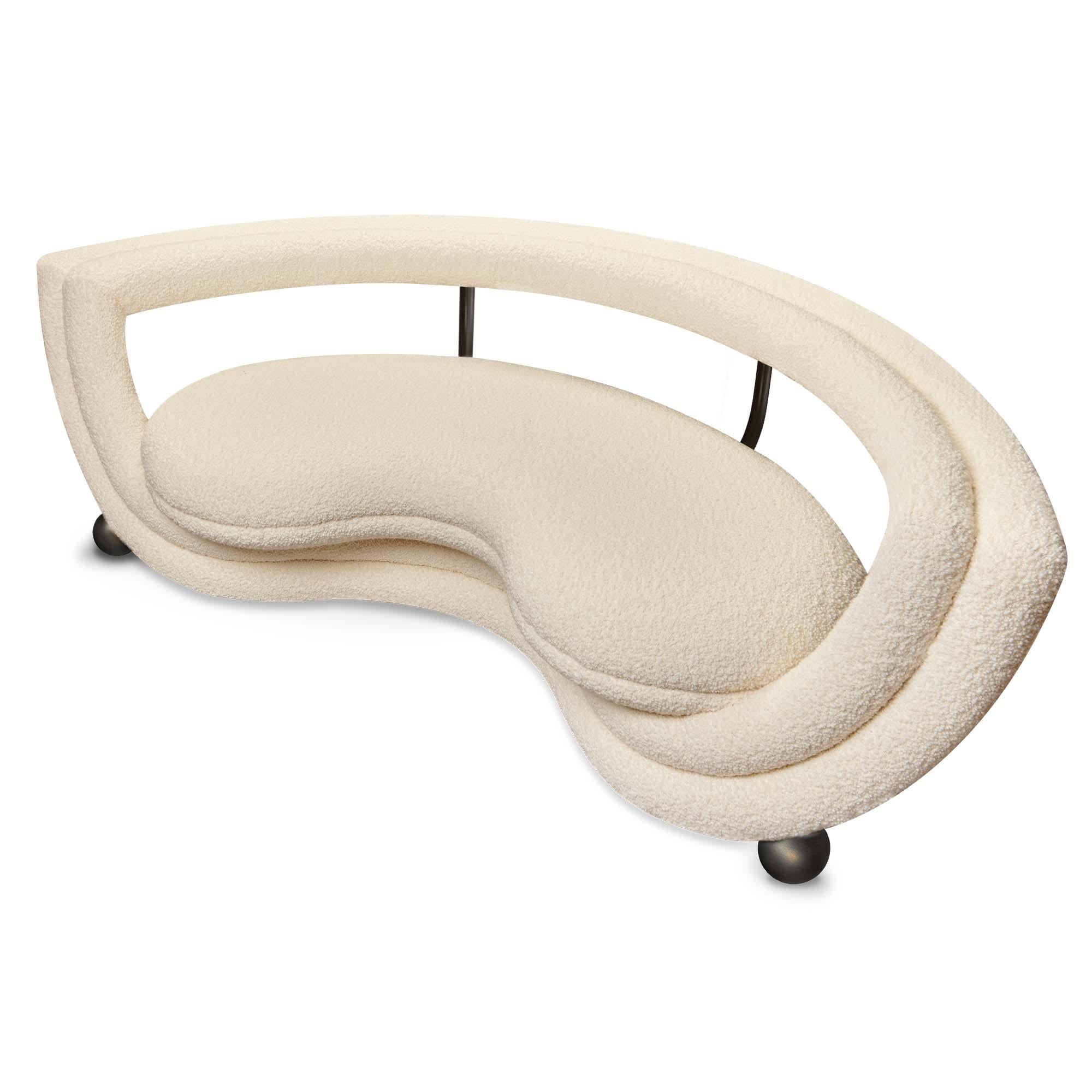 Le canapé et le fauteuil Kissing se caractérisent par deux couches en demi-cercle, l'une portant l'assise en coupe et l'autre formant le dossier. Toutes les lignes sont recouvertes d'un rembourrage souple, à l'exception des pieds et des coupelles en