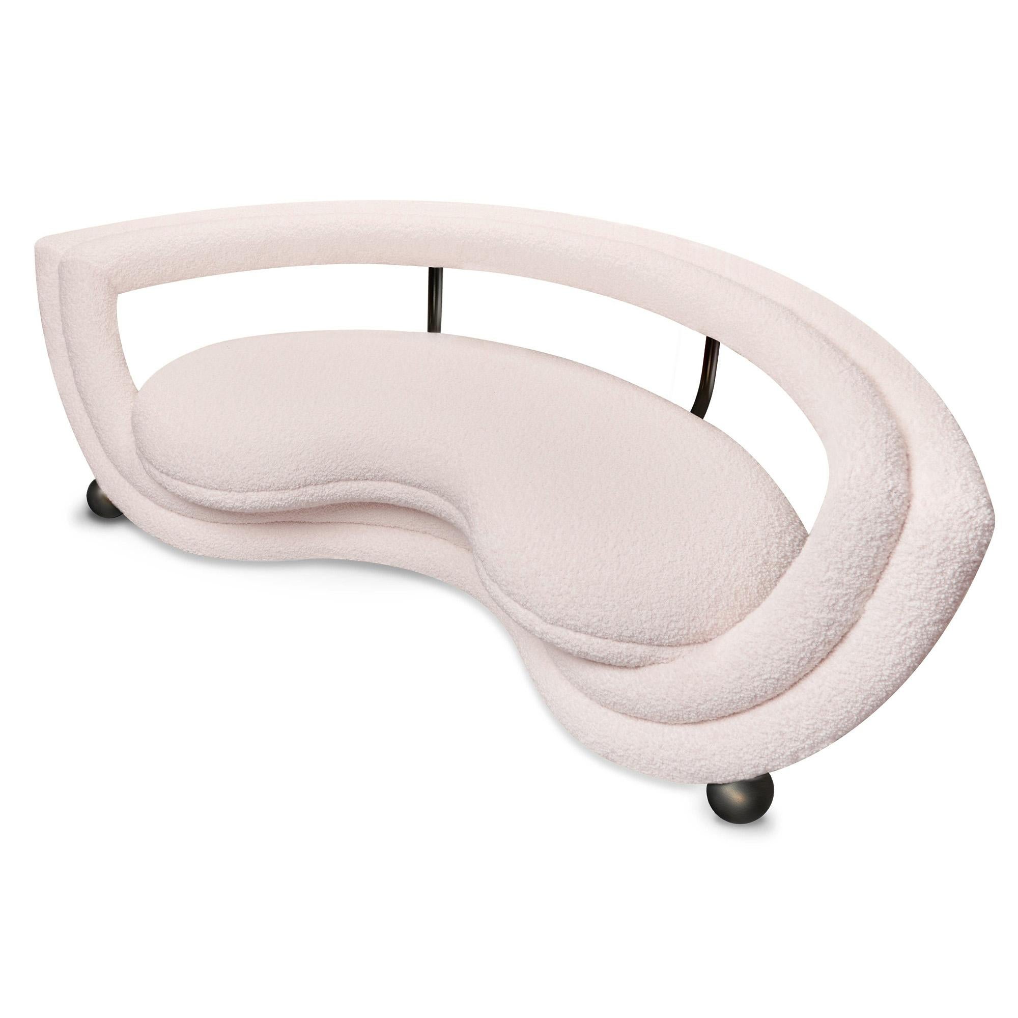 Le canapé et le fauteuil Kissing se caractérisent par deux couches en demi-cercle, l'une portant l'assise en coupe et l'autre formant le dossier. Toutes les lignes sont recouvertes d'un rembourrage souple, à l'exception des pieds et des coupelles en