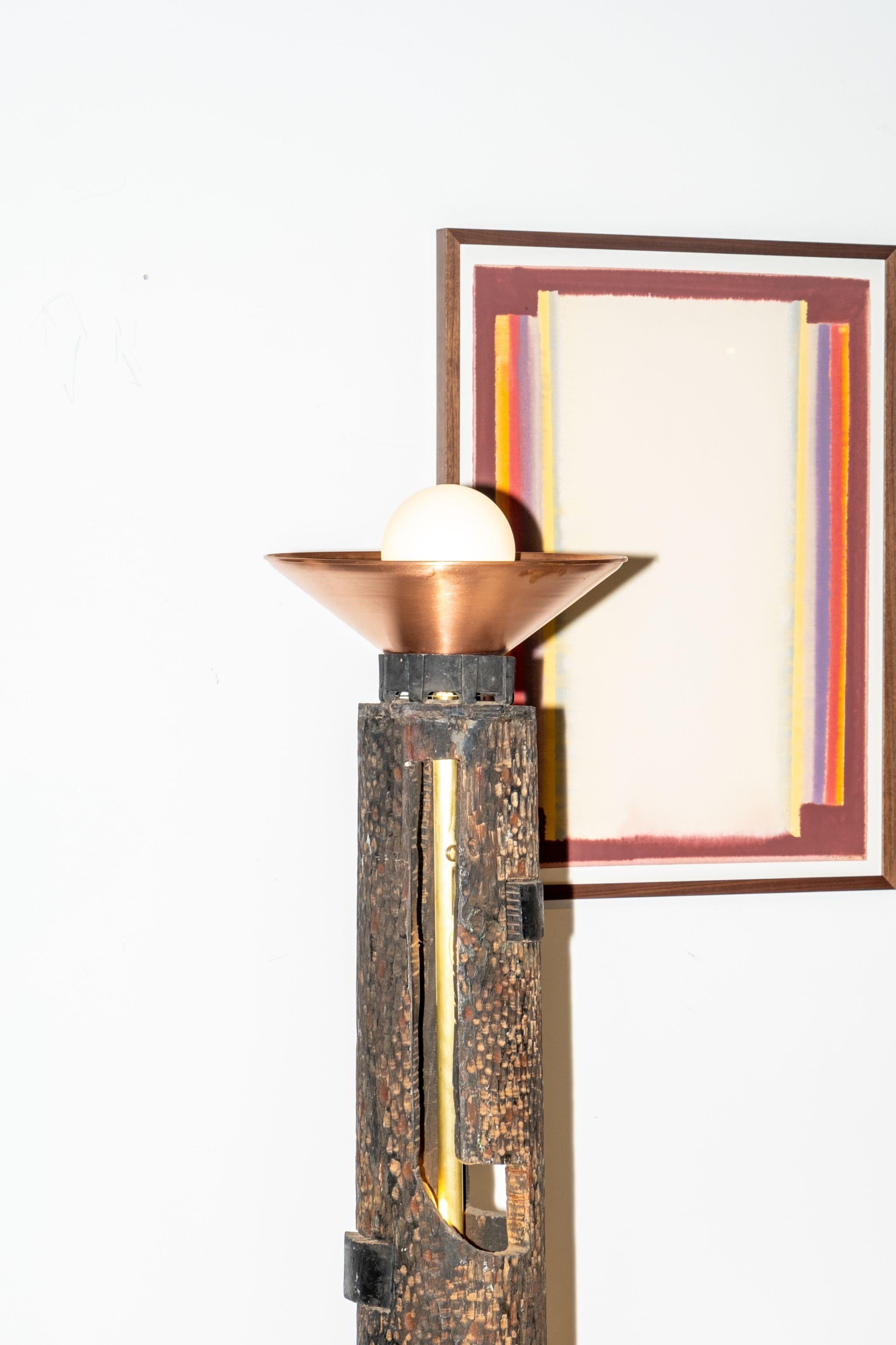 Lampadaire sculpté par la sculptrice polono-américaine Bronka Stern (1909-2002, l'une des rares femmes sculpteurs travaillant à New York dans les années 1960). 
Nouvellement câblé et équipé d'un nouvel abat-jour en cuivre.