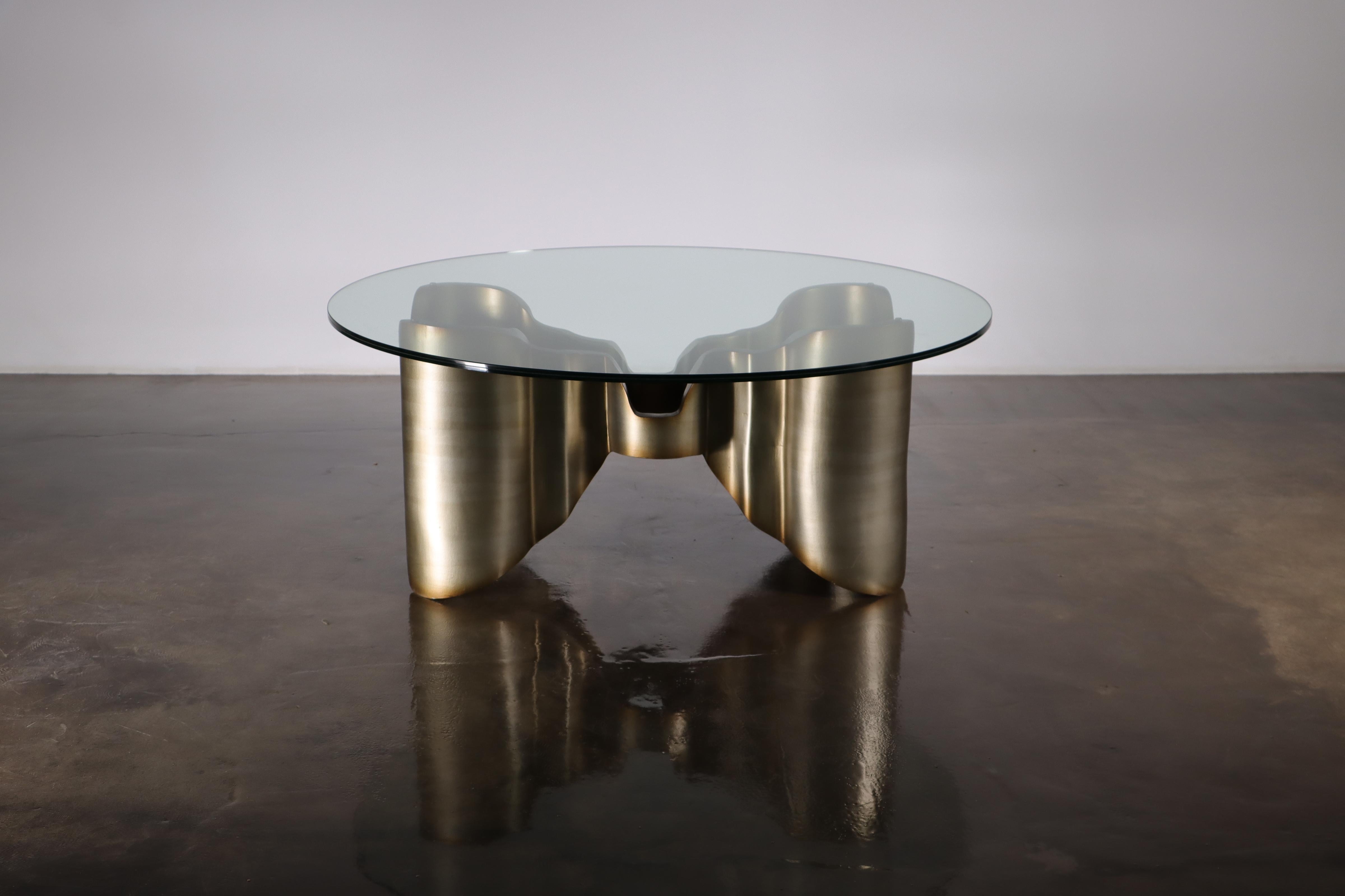 Moderne Table basse sculpturale en bois laqu et verre de Costantini, Mariposa, en stock en vente