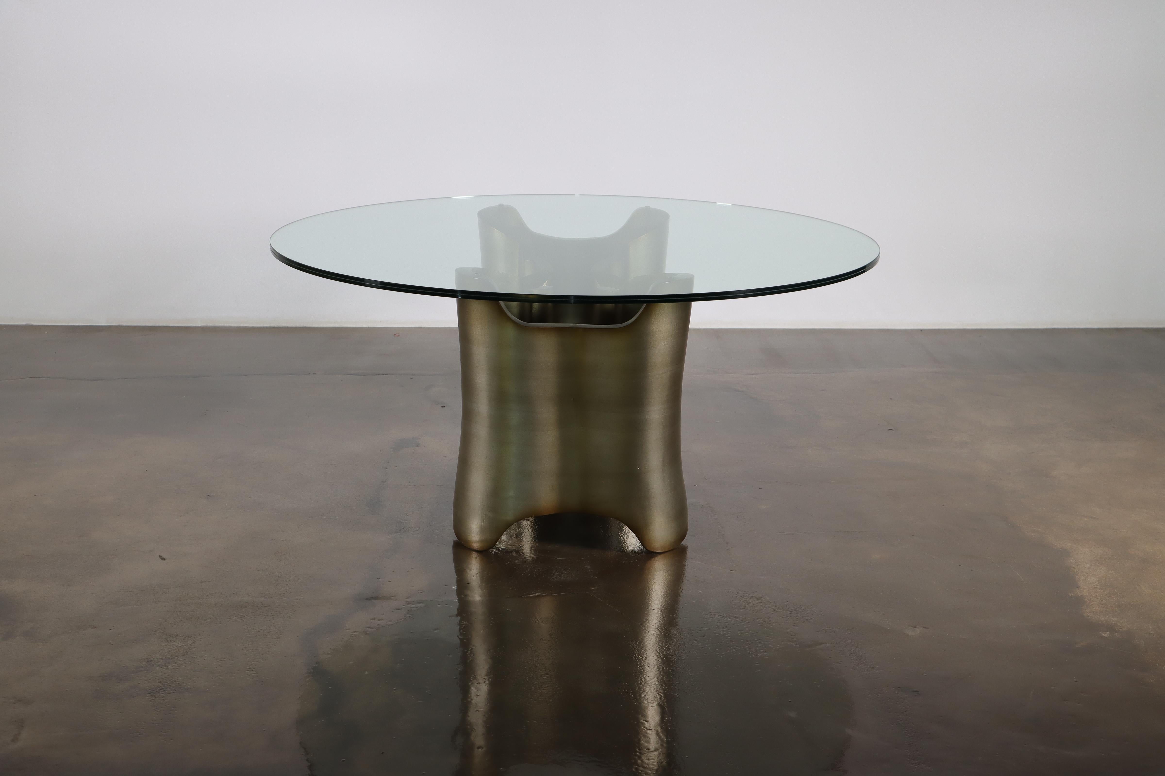 Argentin Table basse sculpturale en bois laqu et verre de Costantini, Mariposa, en stock en vente