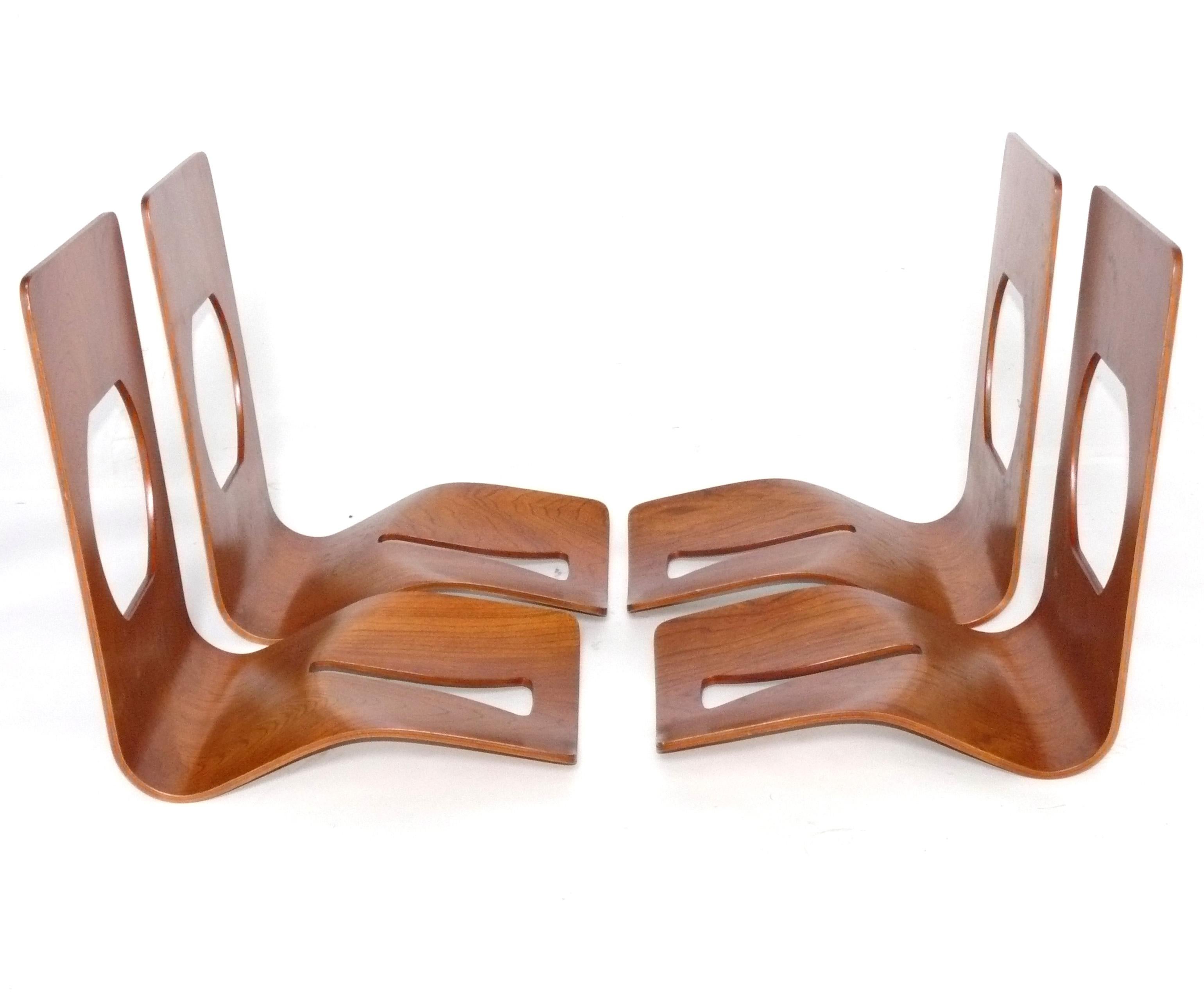 Set di quattro sedie da terra scultoree in compensato curvato, attribuite a Reiko Tanabe per Toyo of Japan, circa anni '60. Le dimensioni sono versatili e possono essere utilizzate come sedie da tè o da pranzo, oppure come sedie lounge da terra.