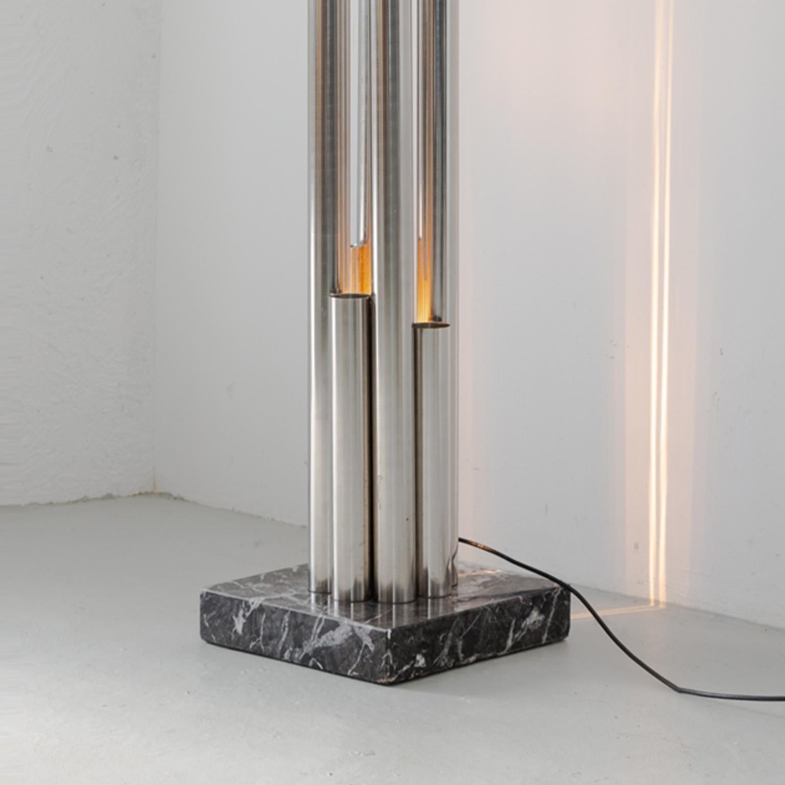 Sculpture de porte-manteaux
en acier inoxydable avec une base en marbre
Il s'agit d'un objet multifonctionnel, une pièce sculpturale en premier lieu, avec une petite lampe à l'intérieur qui crée des ombres et donne une sensation de chaleur à un coin