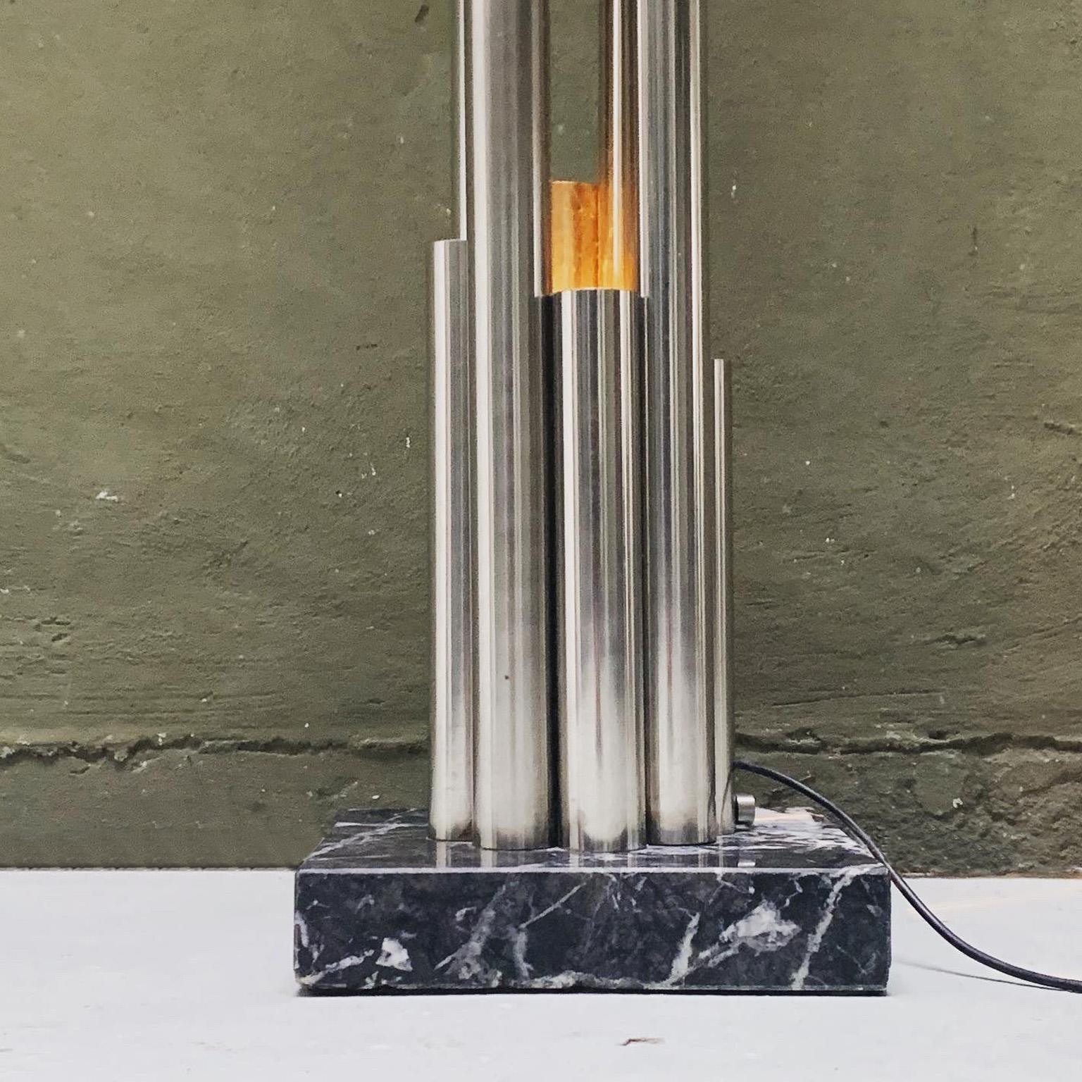Moderne Lampe sculpturale - porte-manteau en acier et marbre, italienne, ère spatiale, décorative en vente
