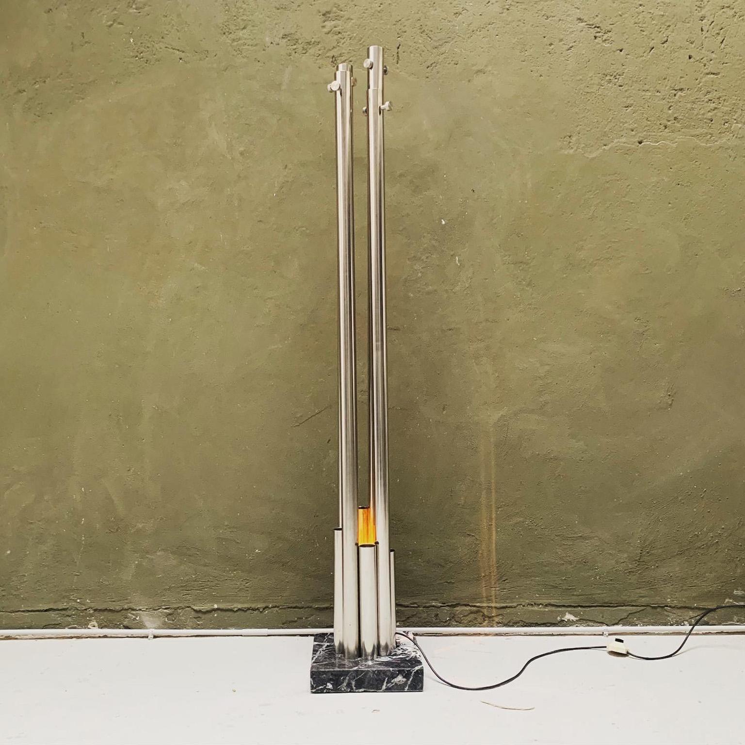 Acier inoxydable Lampe sculpturale - porte-manteau en acier et marbre, italienne, ère spatiale, décorative en vente