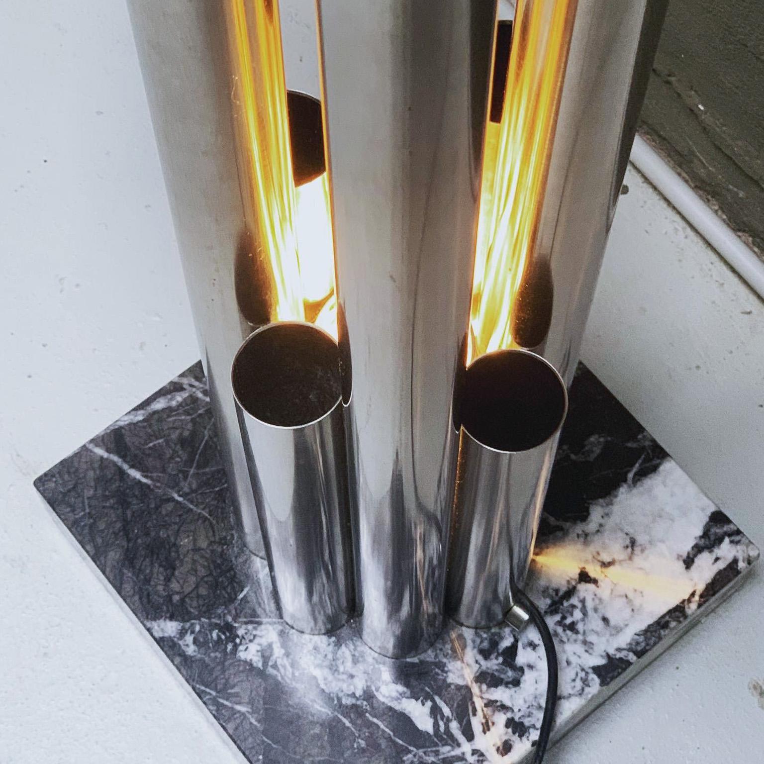 Lampe sculpturale - porte-manteau en acier et marbre, italienne, ère spatiale, décorative en vente 1