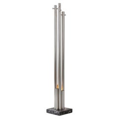 Skulpturale Lampe – Garderobenständer aus Stahl und Marmor, Italienisch, Space Age, Dekorativ