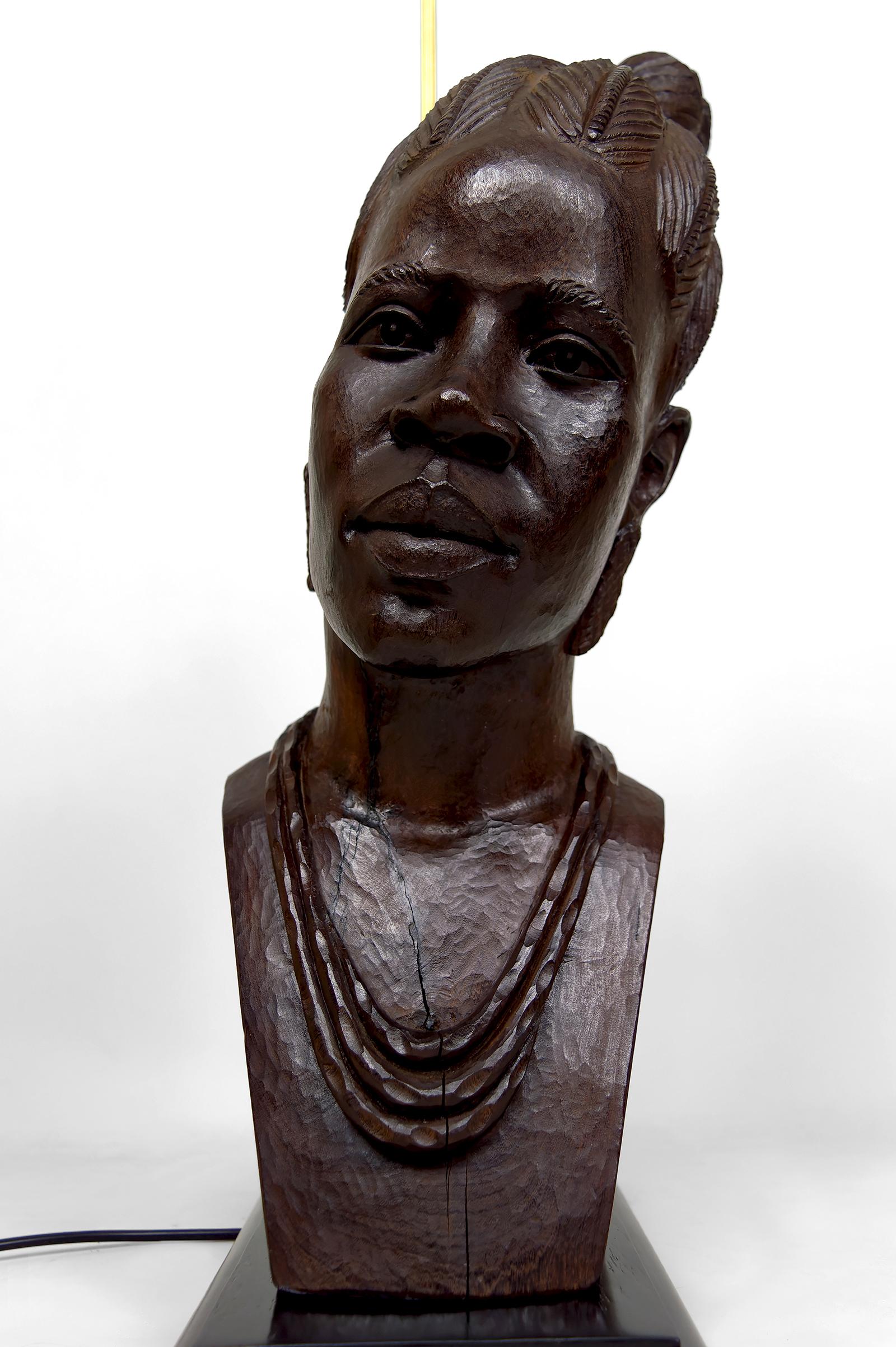 Lampe sculpturale, buste en ébène d'une femme africaine par AleXS, CIRCA 1970 en vente 4