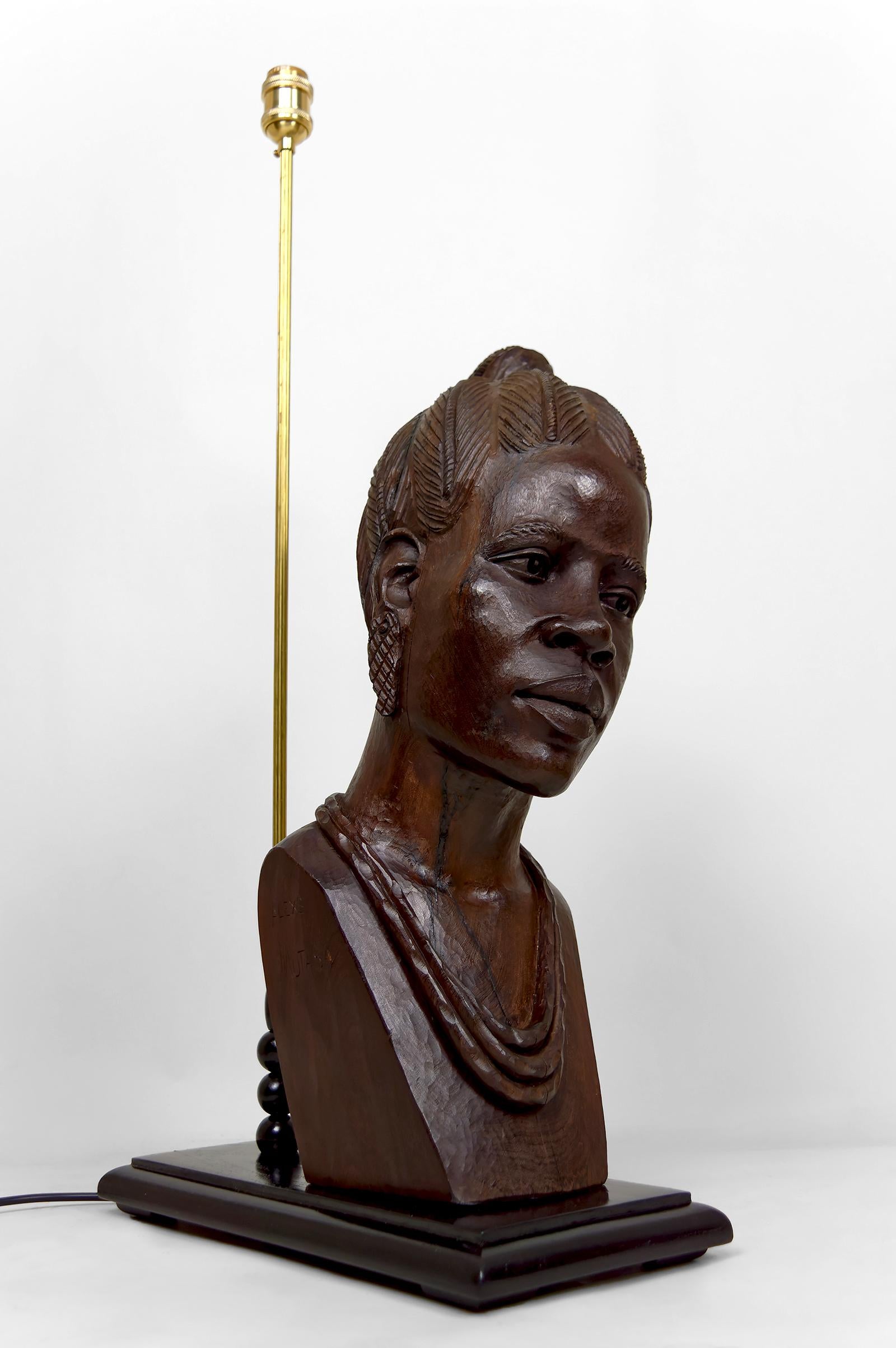 Importante lampe sculpturale - Buste en ébène d'une femme africaine
Par AleXS Mutasa  Ancienne Rhodésie (Zimbabwe), vers 1970
Rare et saisissante, cette lampe sculpturale des années 1970 est l'œuvre d'AleXS, un sculpteur du Zimbabwe