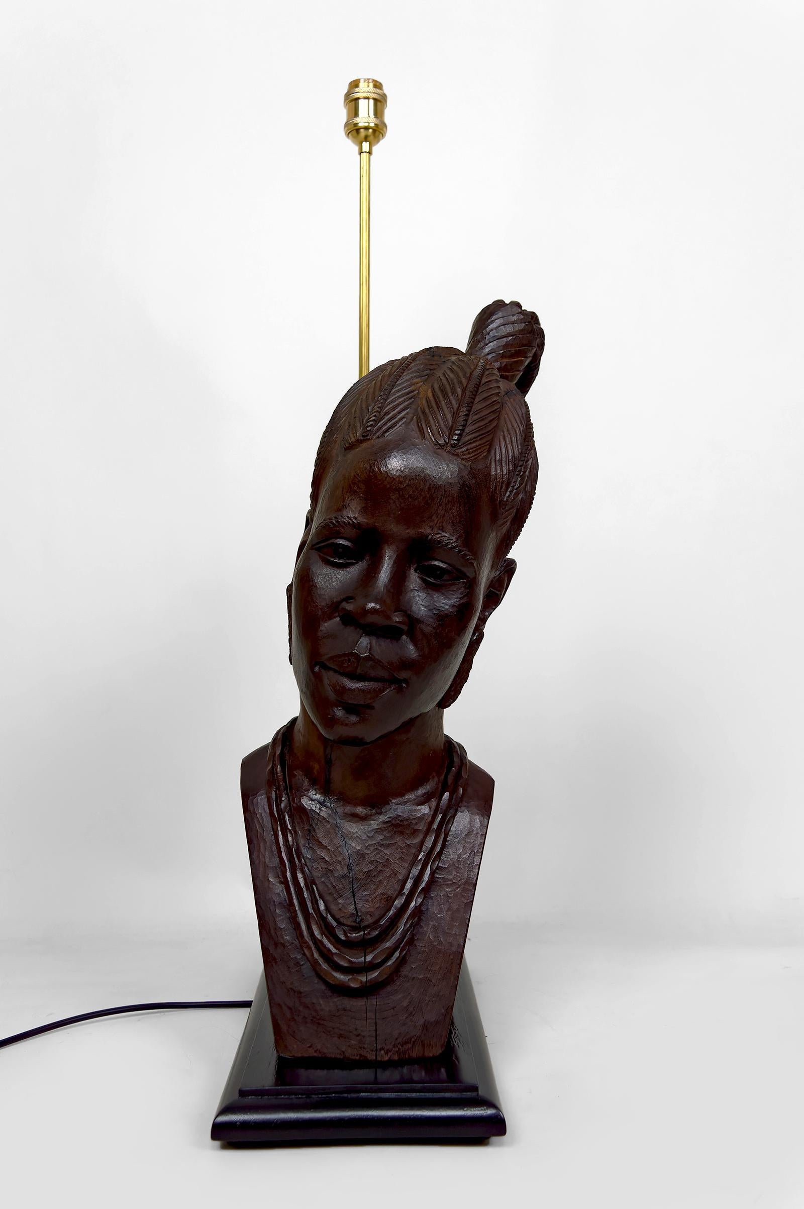 Tribal Lampe sculpturale, buste en ébène d'une femme africaine par AleXS, CIRCA 1970 en vente