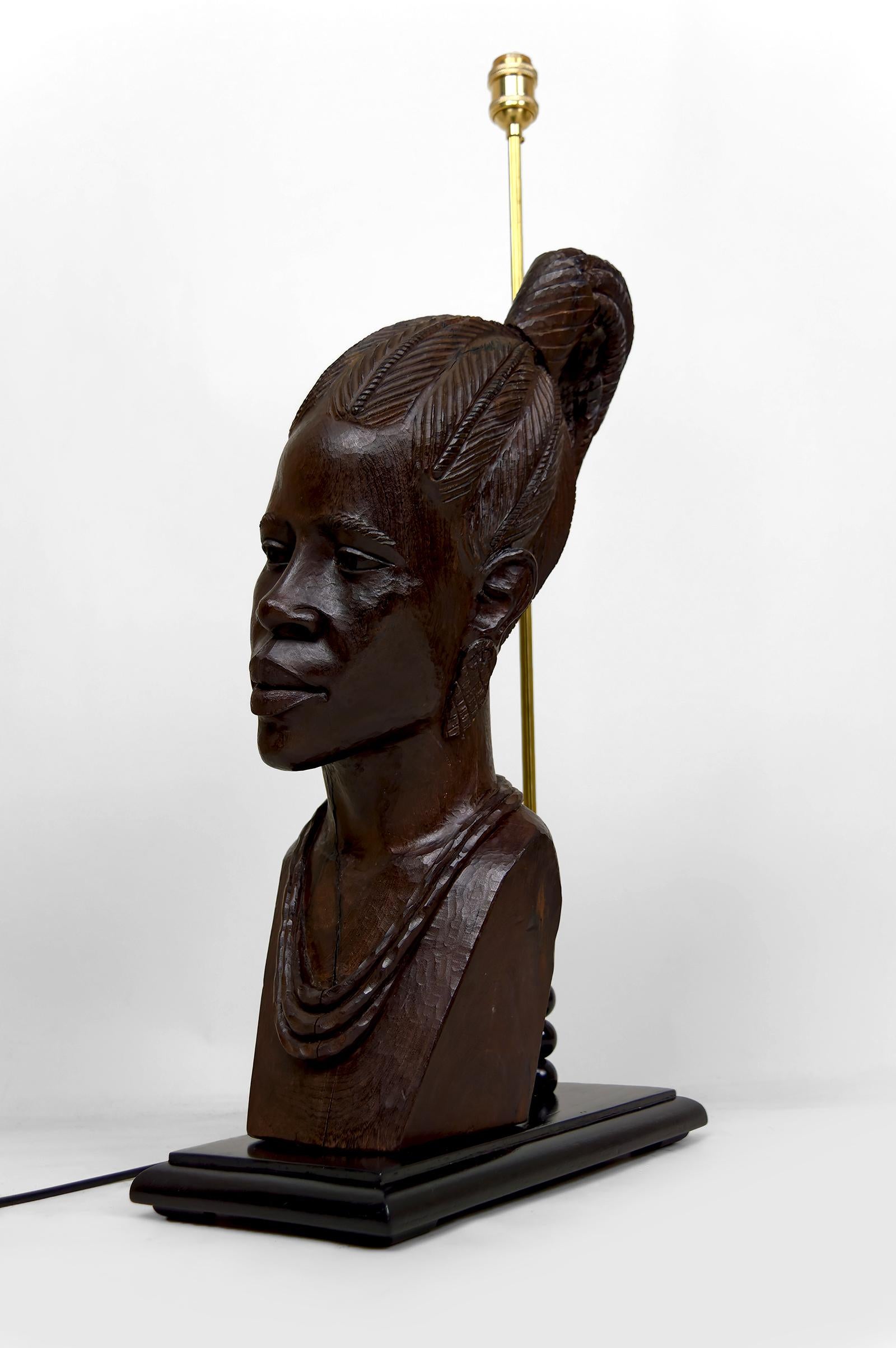 Zimbabwéen Lampe sculpturale, buste en ébène d'une femme africaine par AleXS, CIRCA 1970 en vente