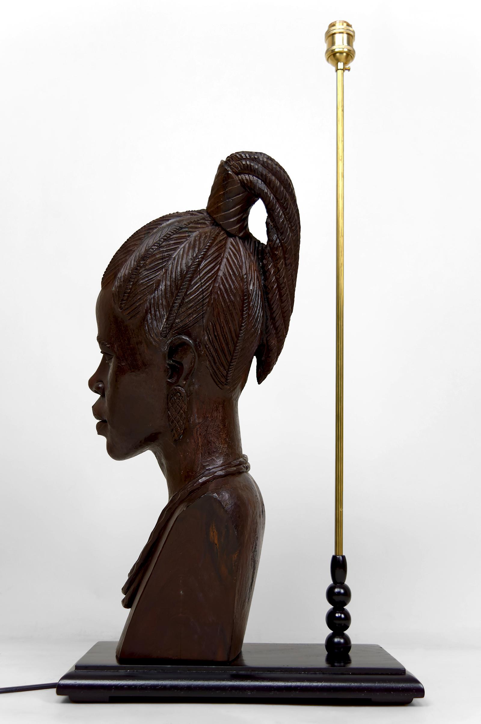 Sculpté Lampe sculpturale, buste en ébène d'une femme africaine par AleXS, CIRCA 1970 en vente