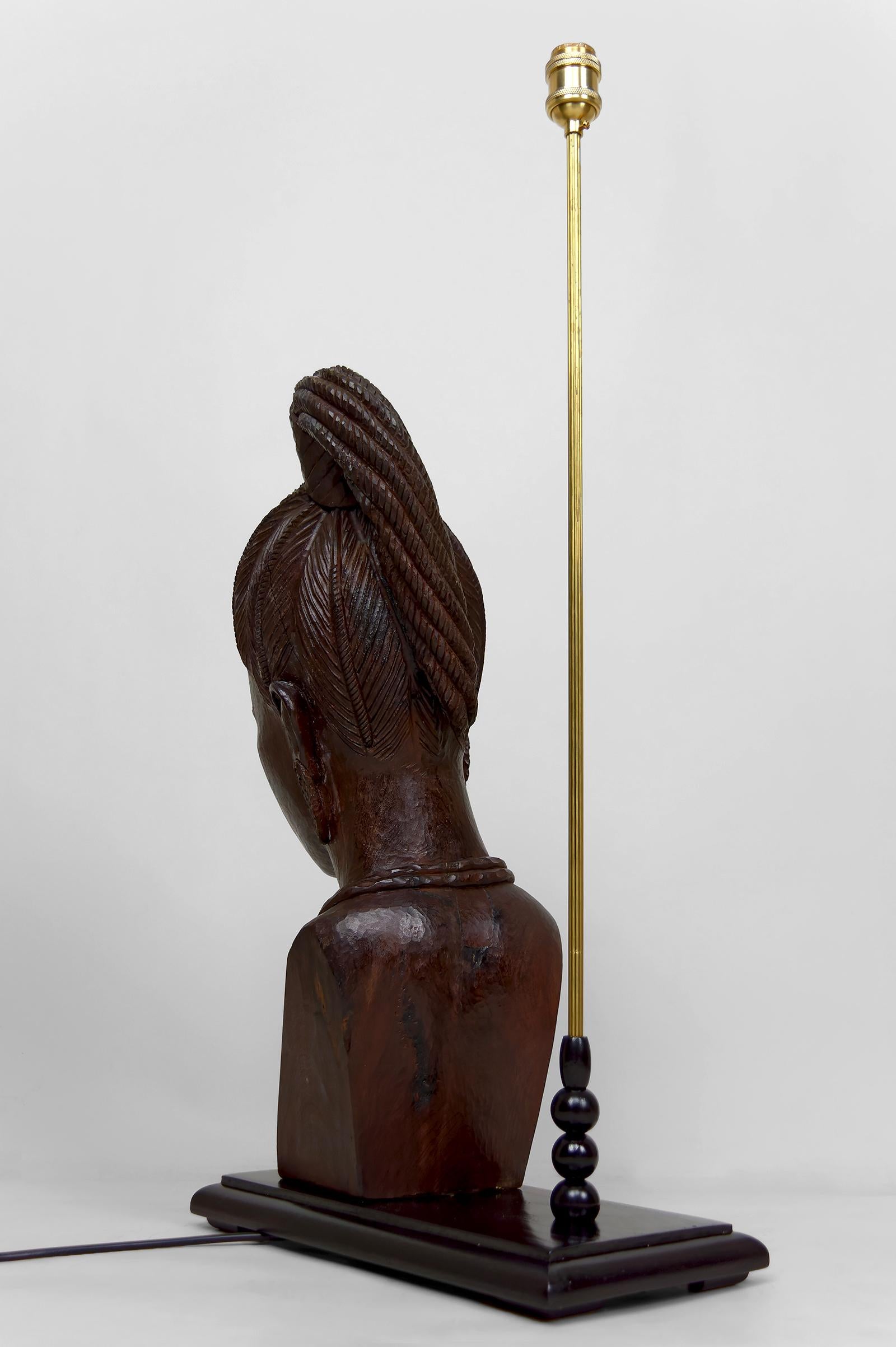 Lampe sculpturale, buste en ébène d'une femme africaine par AleXS, CIRCA 1970 Bon état - En vente à VÉZELAY, FR
