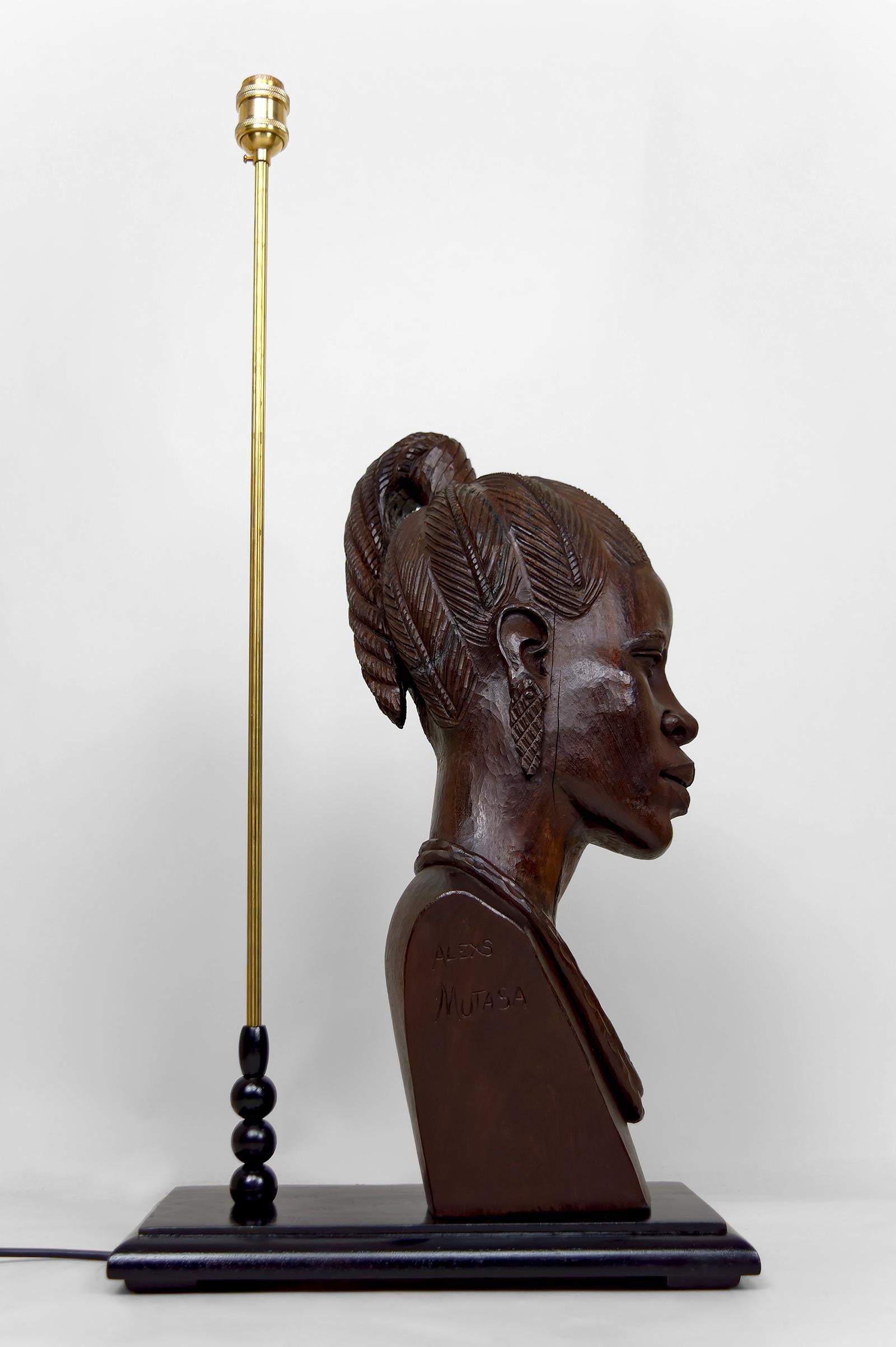 Laiton Lampe sculpturale, buste en ébène d'une femme africaine par AleXS, CIRCA 1970 en vente