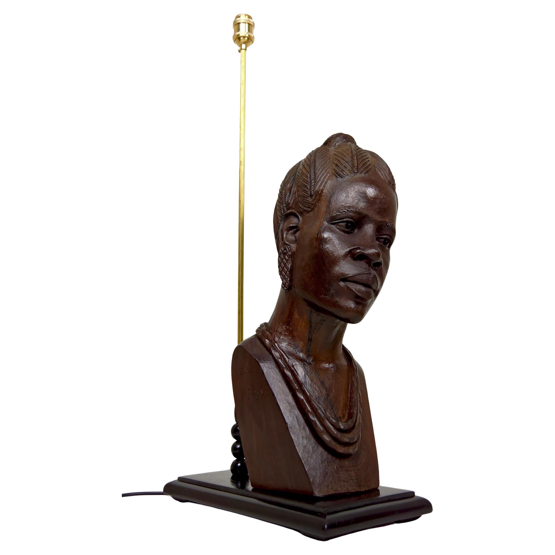 Lampe sculpturale, buste en ébène d'une femme africaine par AleXS, CIRCA 1970 en vente