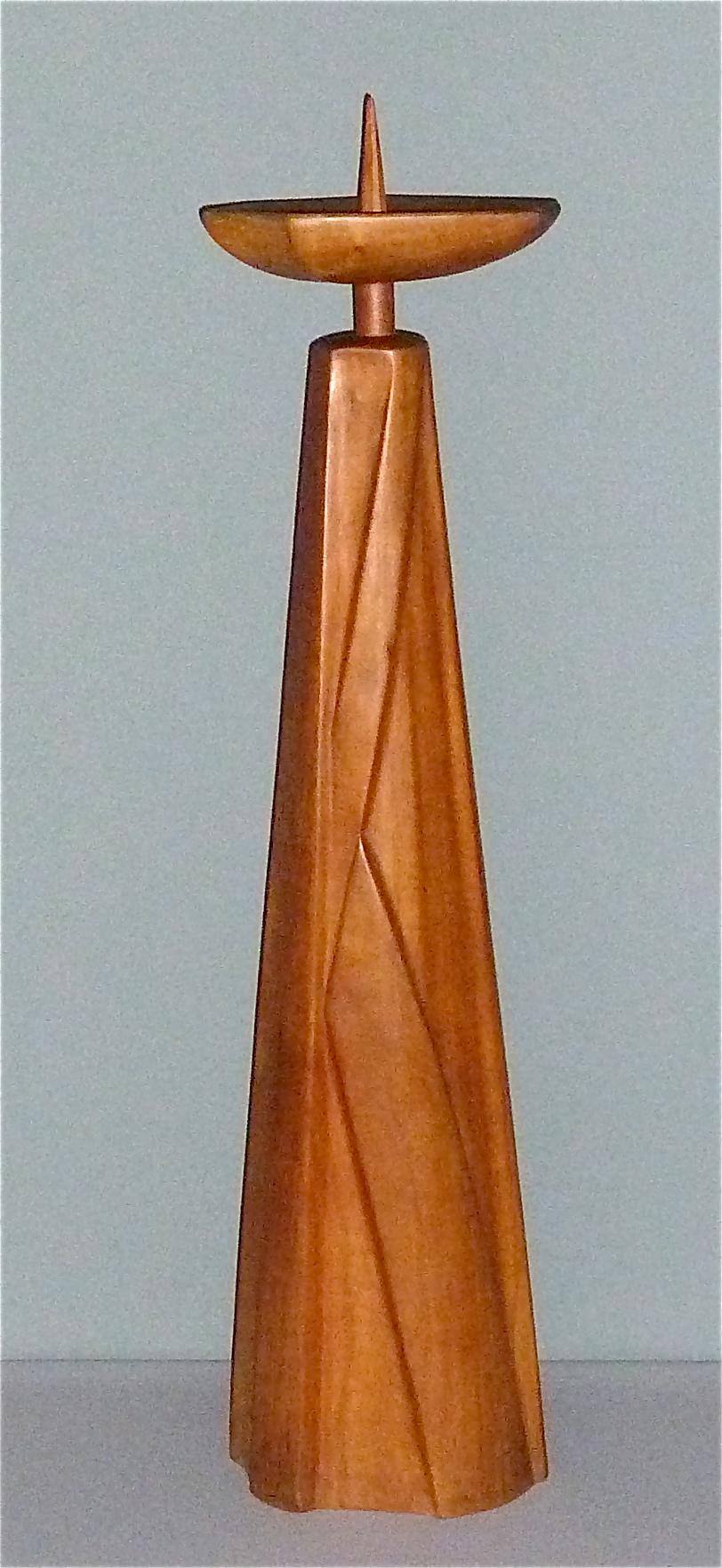 Skulpturaler großer geschnitzter Kerzenhalter aus massivem Nussholz, hergestellt in Deutschland um 1930-1950, Kreis der Rudolf Steiner Werkstätten / Werkstatt Dornach Zuschreibung. Unten signiert mit einer nicht identifizierten Künstlermarke, die
