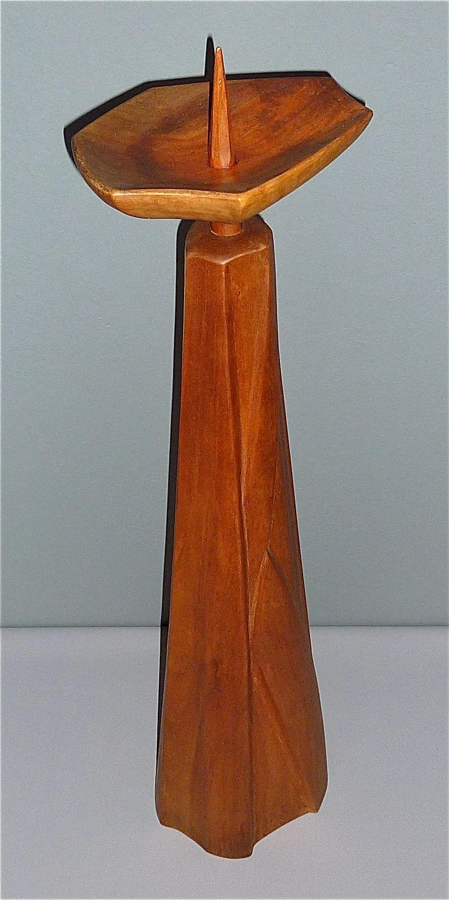 Skulpturaler großer geschnitzter Holzkerzenhalter Rudolf Steiner Schule, 1930-1950, signiert (Mitte des 20. Jahrhunderts) im Angebot