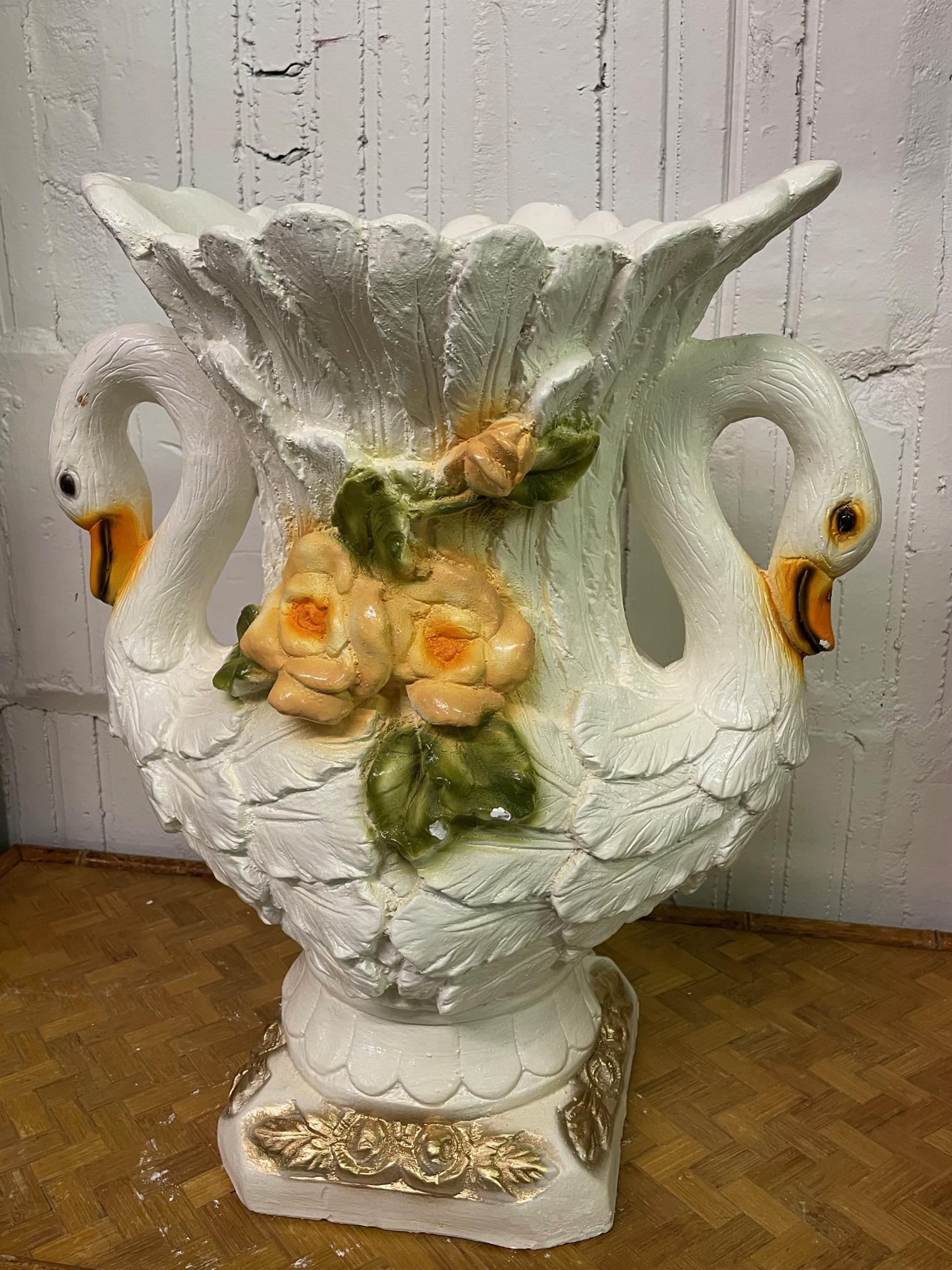 Hollywood Regency Grand vase ou jardinière sculptural en forme de double cygne en vente