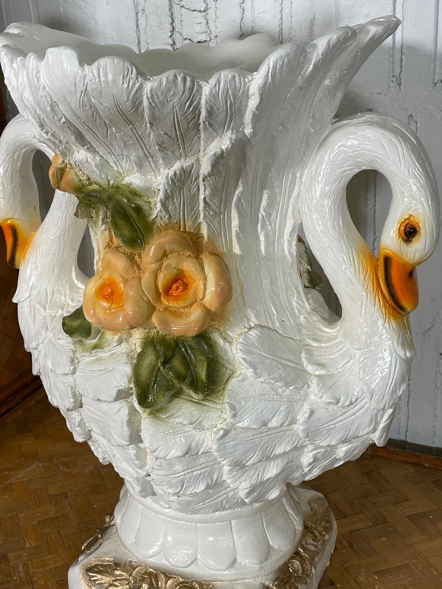 20ième siècle Grand vase ou jardinière sculptural en forme de double cygne en vente