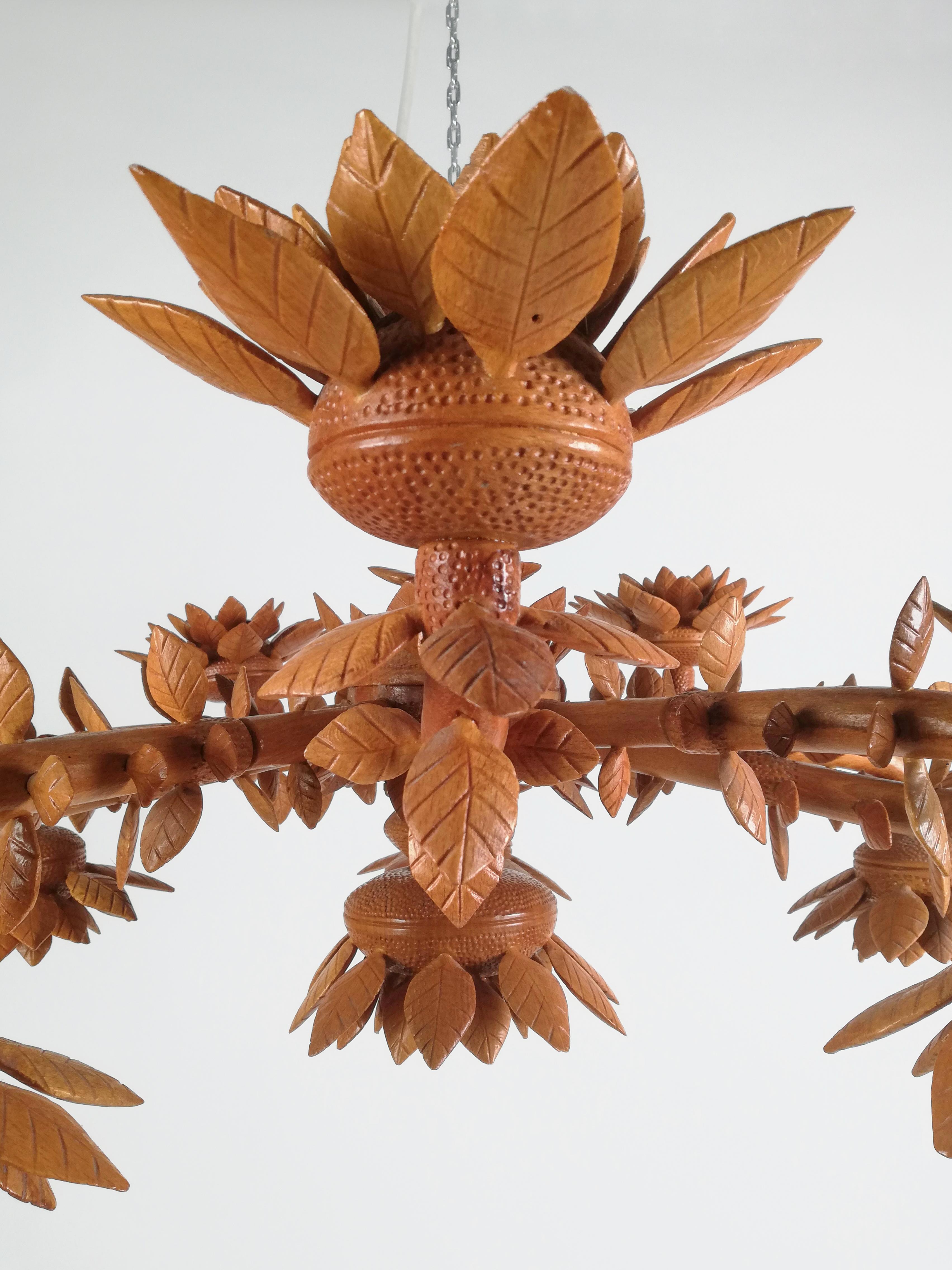 Sculptural Large Floral Chandelier in Hand Carved Solid Wood, Italy, 1970s For Sale 4