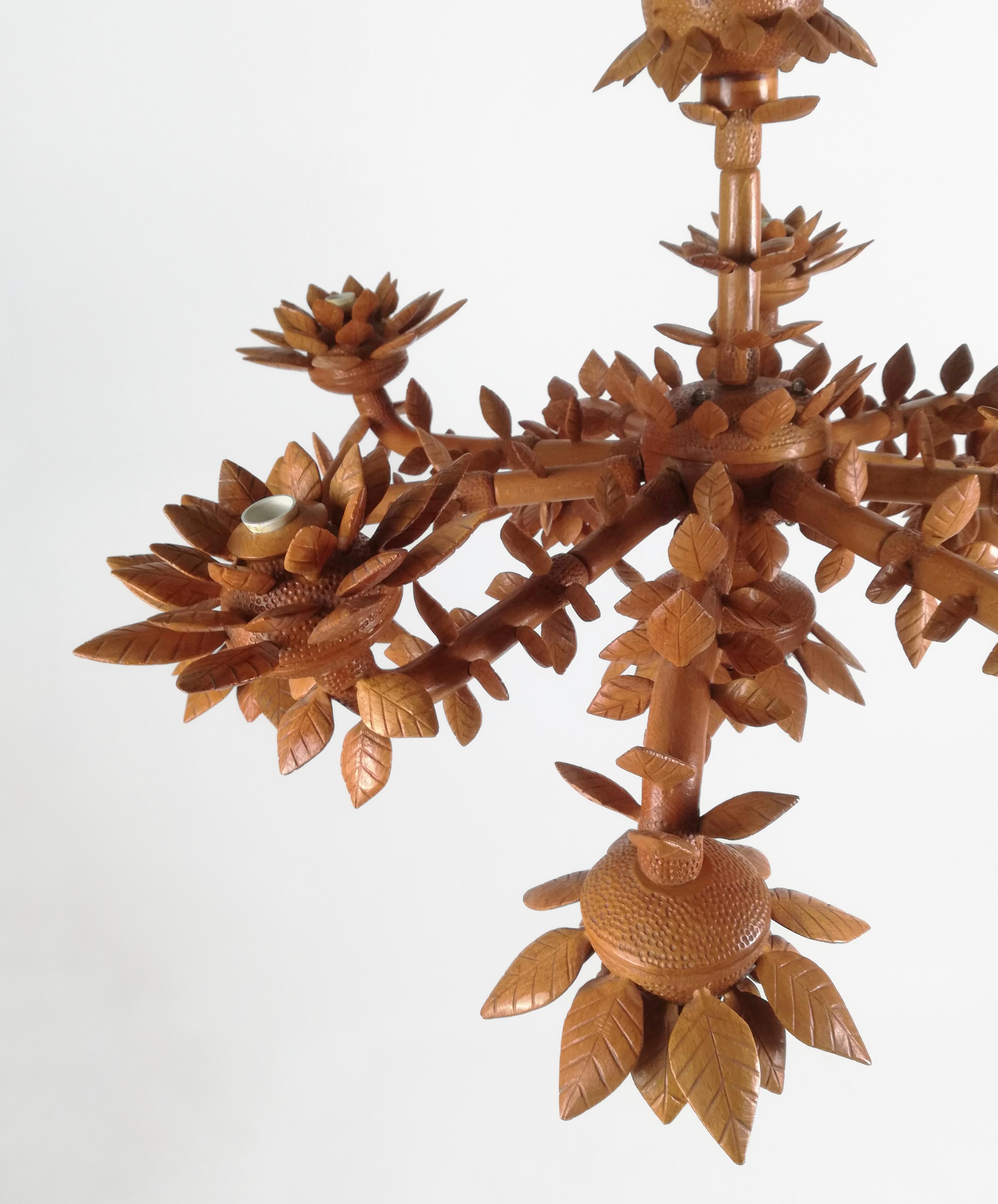 Hand-Carved Sculptural Large Floral Chandelier in Hand Carved Solid Wood, Italy, 1970s For Sale
