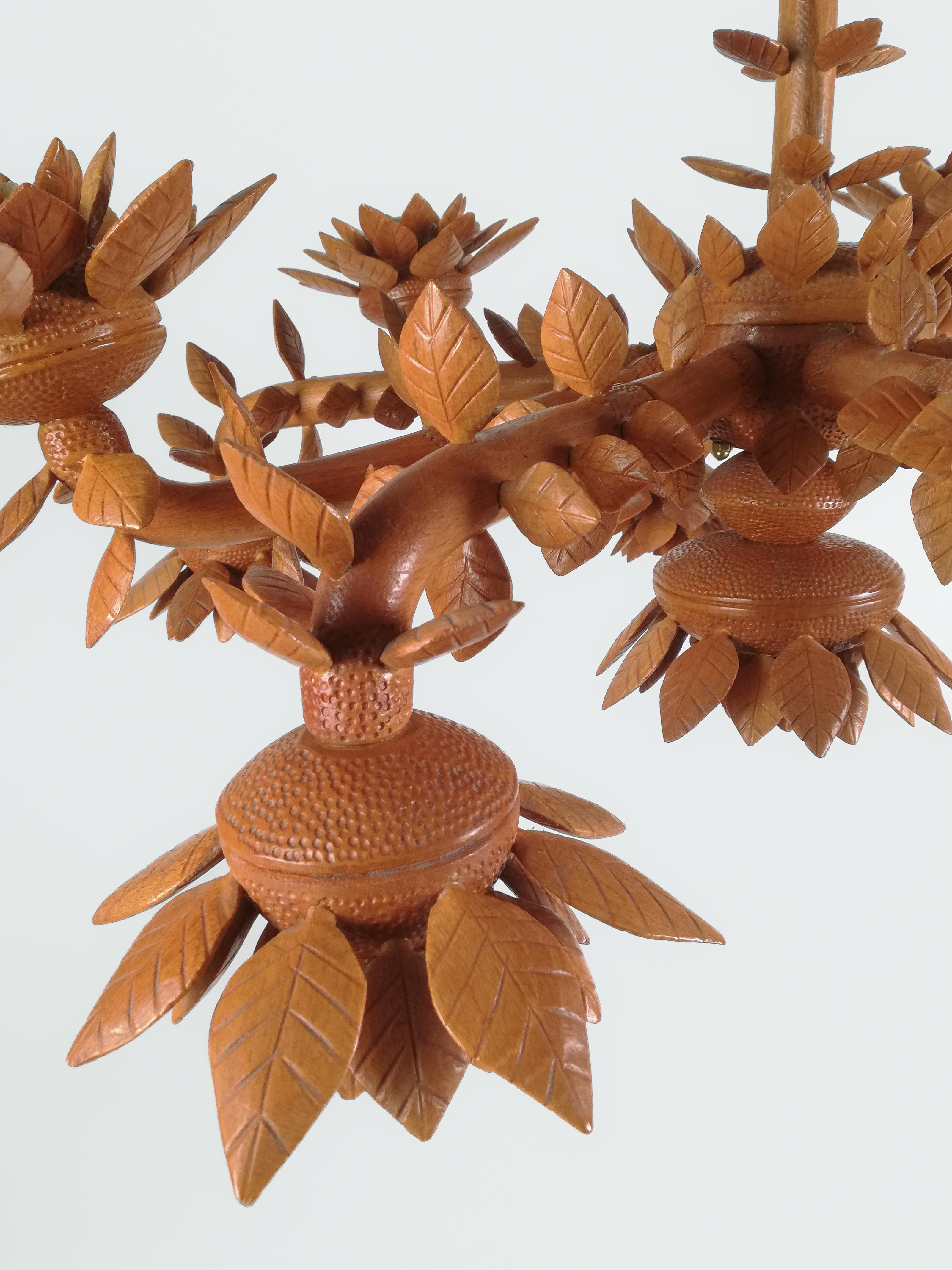 Sculptural Large Floral Chandelier in Hand Carved Solid Wood, Italy, 1970s In Good Condition For Sale In Roma, IT
