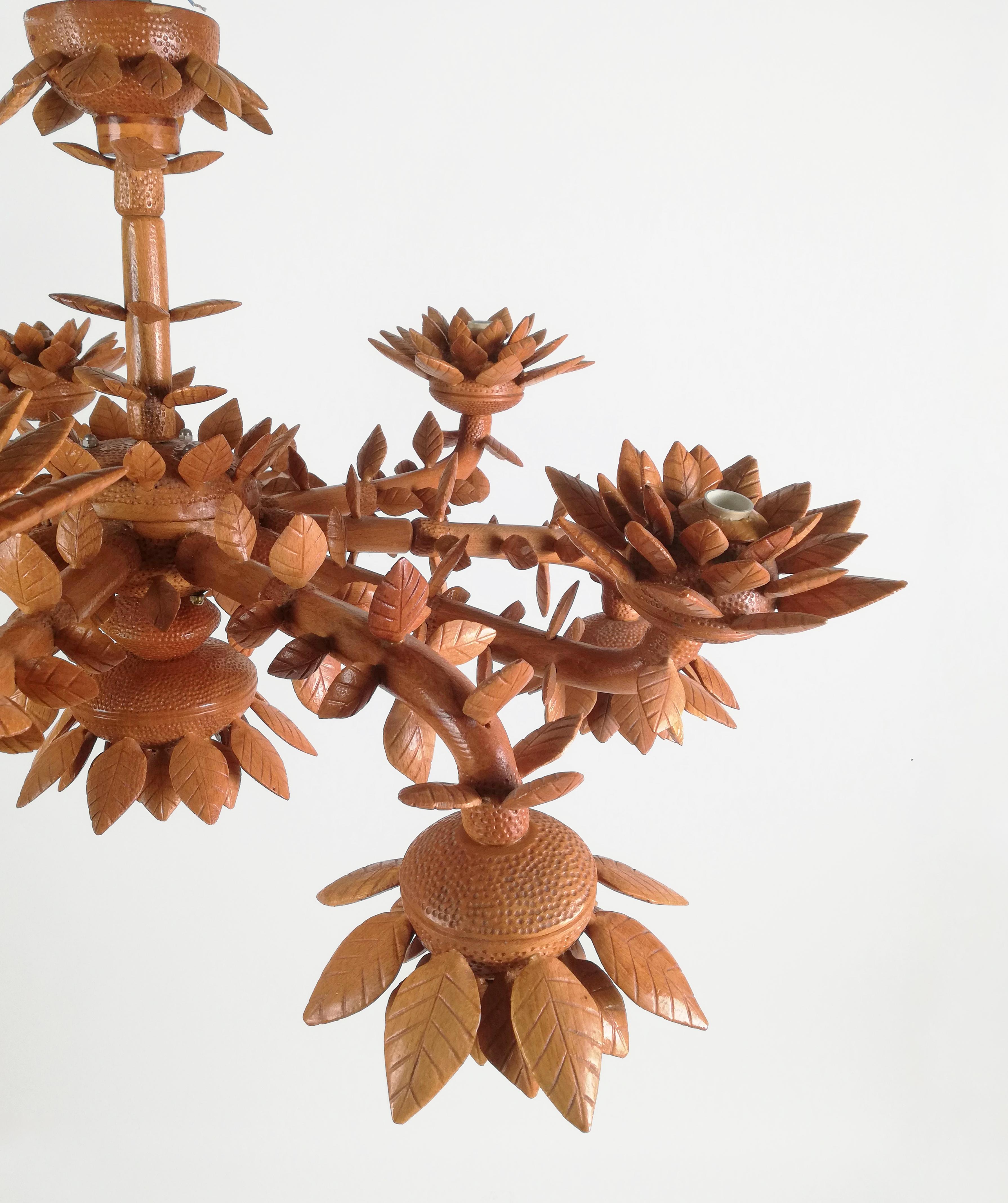 Beech Sculptural Large Floral Chandelier in Hand Carved Solid Wood, Italy, 1970s For Sale