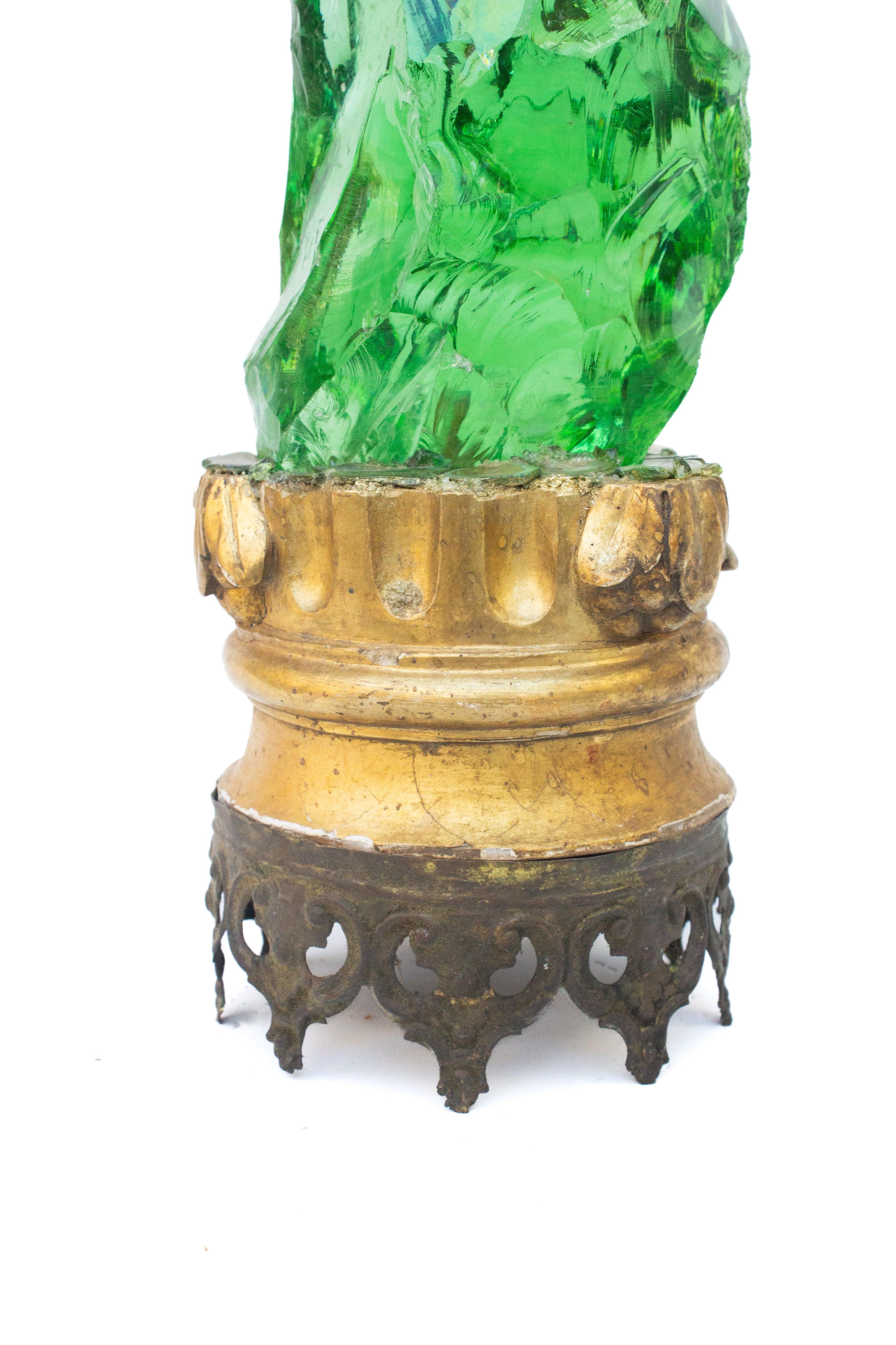 XVIIIe siècle et antérieur Sculpture en verre de lave avec un fragment italien du 18ème siècle et une base en métal en forme de couronne en vente