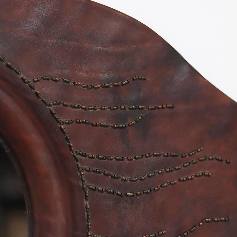 Espejo escultórico de cuero, años 80 Era espacial en venta