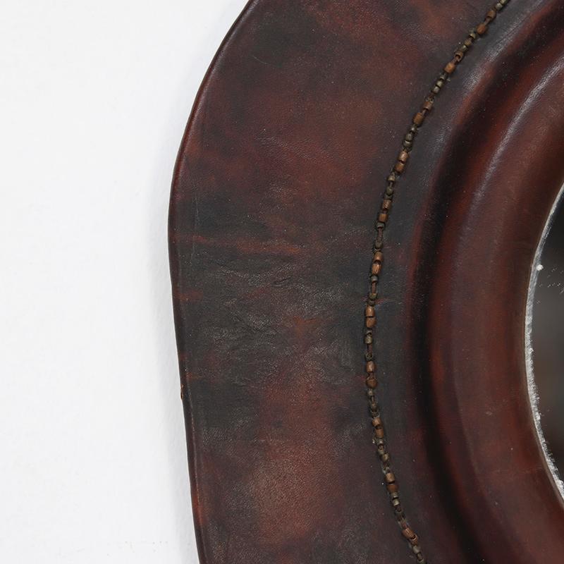 Espejo escultórico de cuero, años 80 Holandés en venta