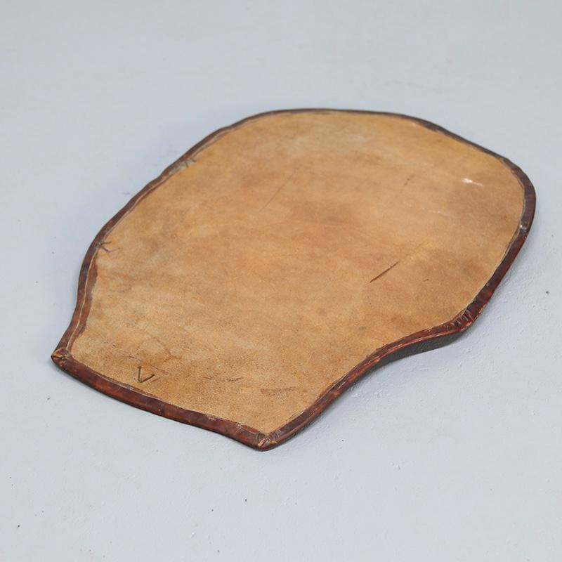 Espejo escultórico de cuero, años 80 en venta 1